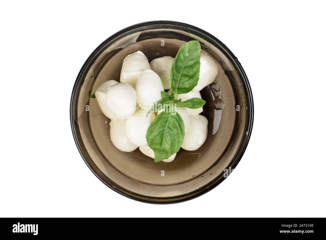 Fromage mozzarella dans un bol isolé sur blanc Banque D'Images