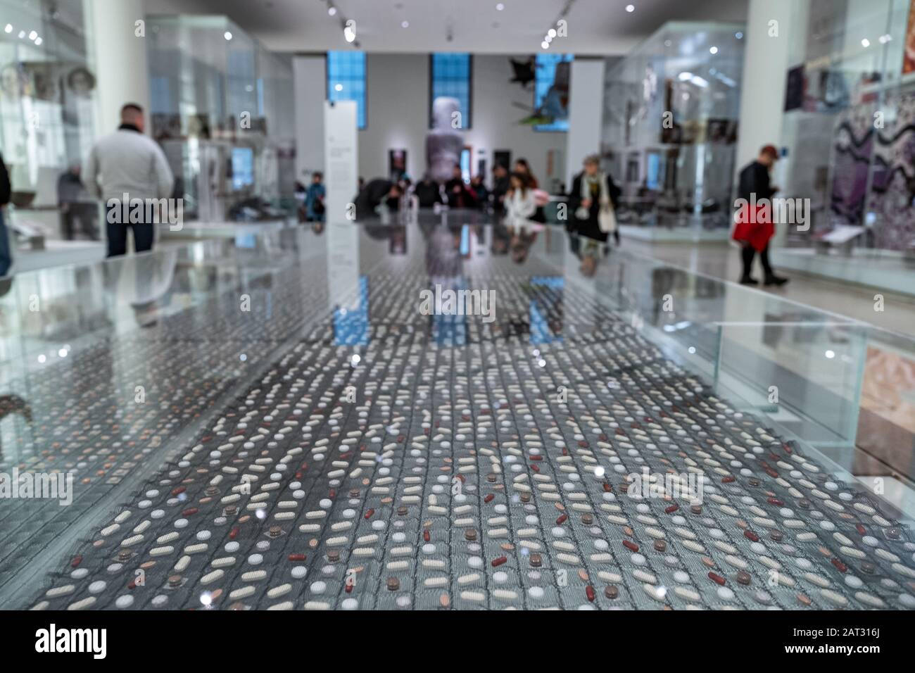 Londres/Royaume-Uni- 28 novembre 2019 : une installation de Pharmacopée dans la salle 24 du British Museum, appelée Cradle to grave, examine une approche de la santé et Banque D'Images