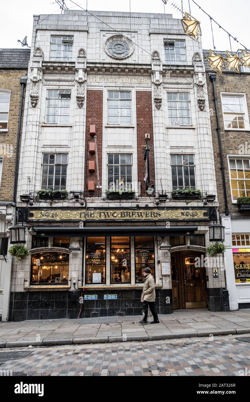Londres / Royaume-Uni - 28 Novembre 2019 : Greene King'S The Two Brewers Pub On Monmouth Street Près De Seven Dial In Covent Garden, Londres. Greene King est le Royaume-Uni Banque D'Images