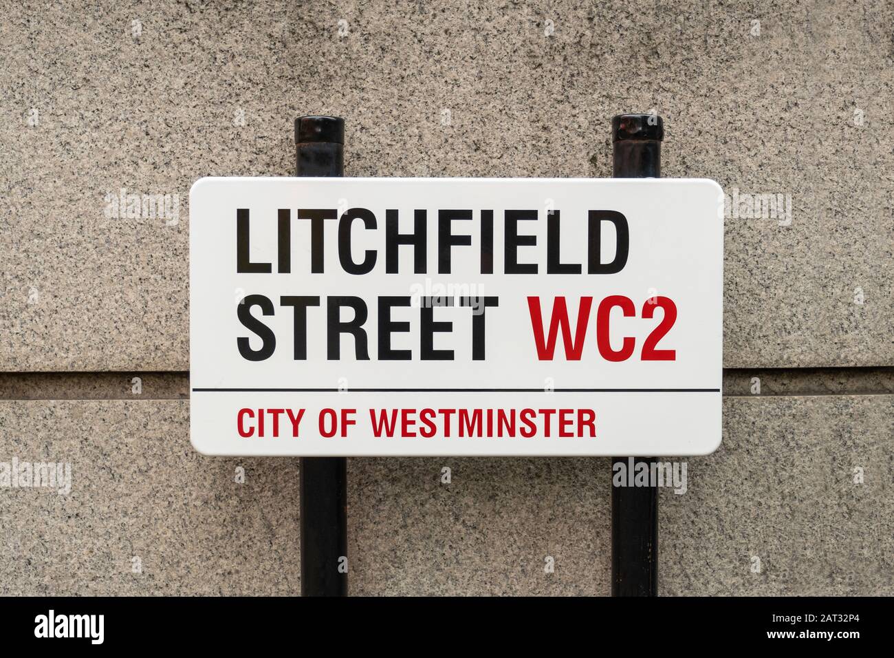 Panneau de nom de Litchfield Street, Cité de Westminster, Londres. Un panneau de nom de rue est un type de panneau de signalisation utilisé pour identifier les routes nommées Banque D'Images