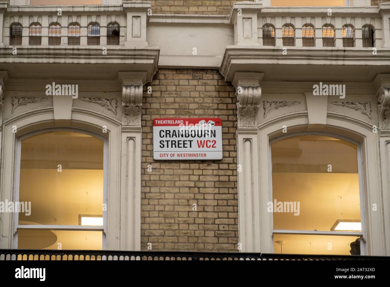 Panneau de nom de Cranbourn Street, Cité de Westminster, Londres. Un panneau de nom de rue est un type de panneau de signalisation utilisé pour identifier les routes nommées Banque D'Images