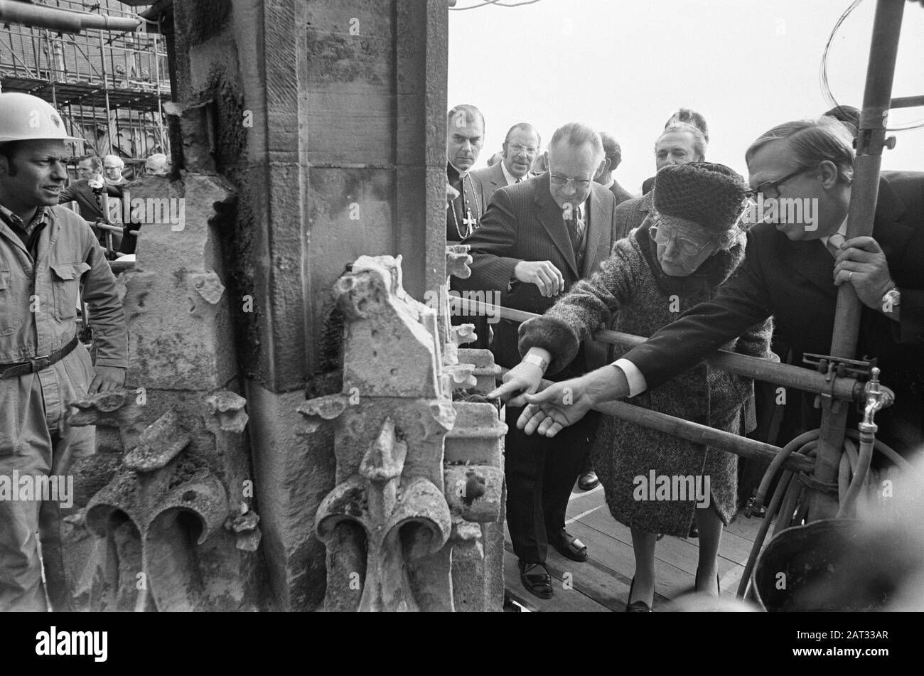 La reine Juliana visite la cathédrale Saint-Jans à Den Bosch sa Majesté visite St. Jan Kathedraal à Den Bosch; avec l'architecte Herman Teering, la reine Juliana regarde l'œuvre Date: 15 octobre 1974 lieu: Den Bosch, Noord-Brabant mots clés: Architectes, cathédrales, reines, restaurations Nom personnel: Juliana, Reine, Teering, Herman Nom De L'Établissement : Sint-Janskethedraal Banque D'Images