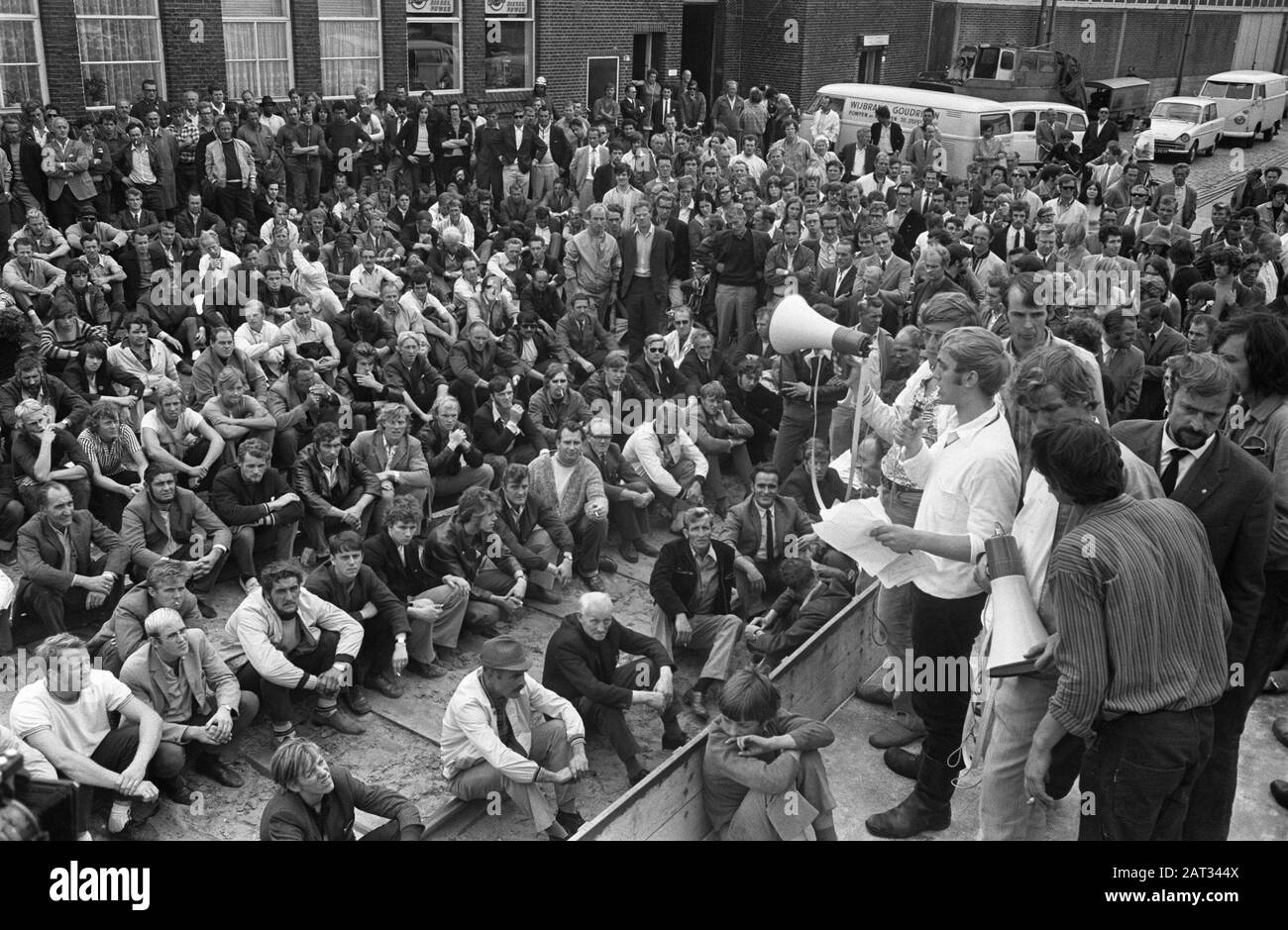Grève du port à Rotterdam; les grévistes écoutent sur le terrain assis à des leaders pour Holland America terrain Date: 2 septembre 1970 lieu: Rotterdam, Zuid-Holland mots clés: Havenstaking, leaders Banque D'Images