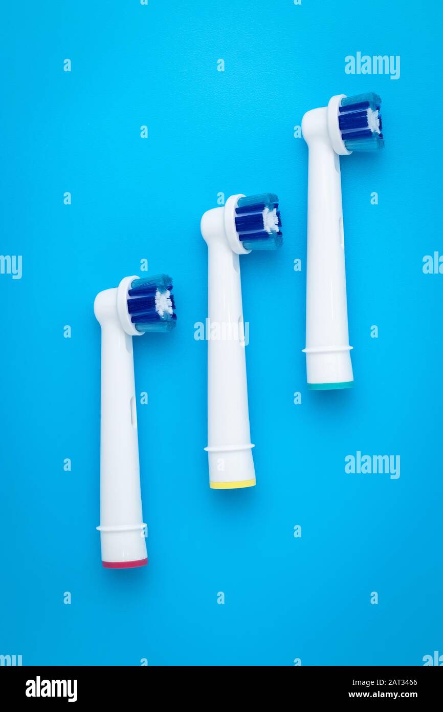 Têtes de brosse à dents électriques pour nettoyer les dents. Fond bleu. Concept d'hygiène buccale Banque D'Images