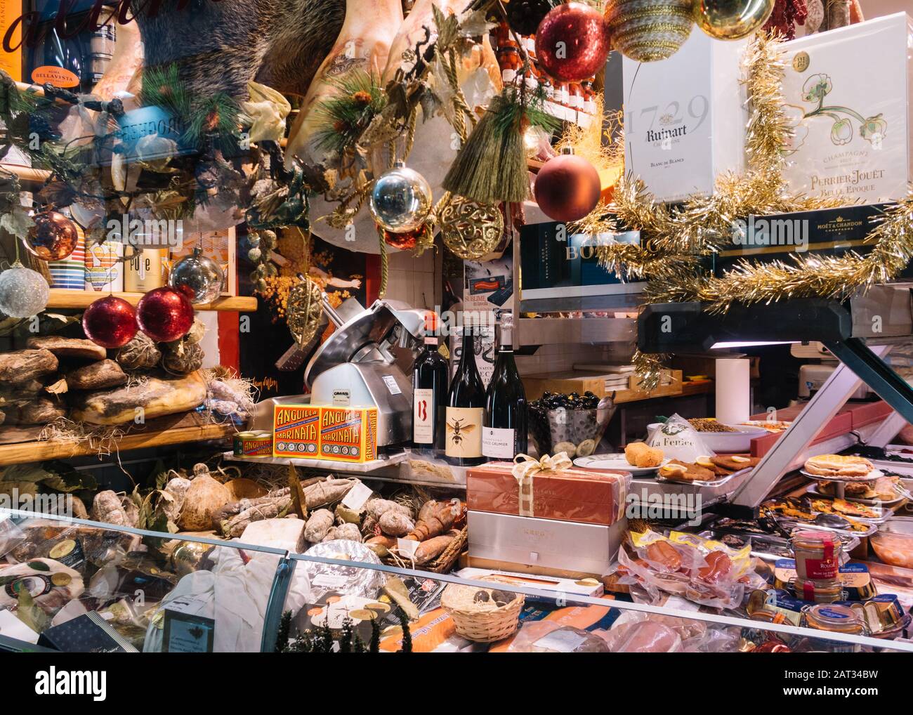 Rome, Italie - 30 décembre 2019: Épicerie fine avec fromage et jambon en vente près de la fontaine de Trevi, pendant les fêtes de noël. Rome, Lazio, Italie, Banque D'Images