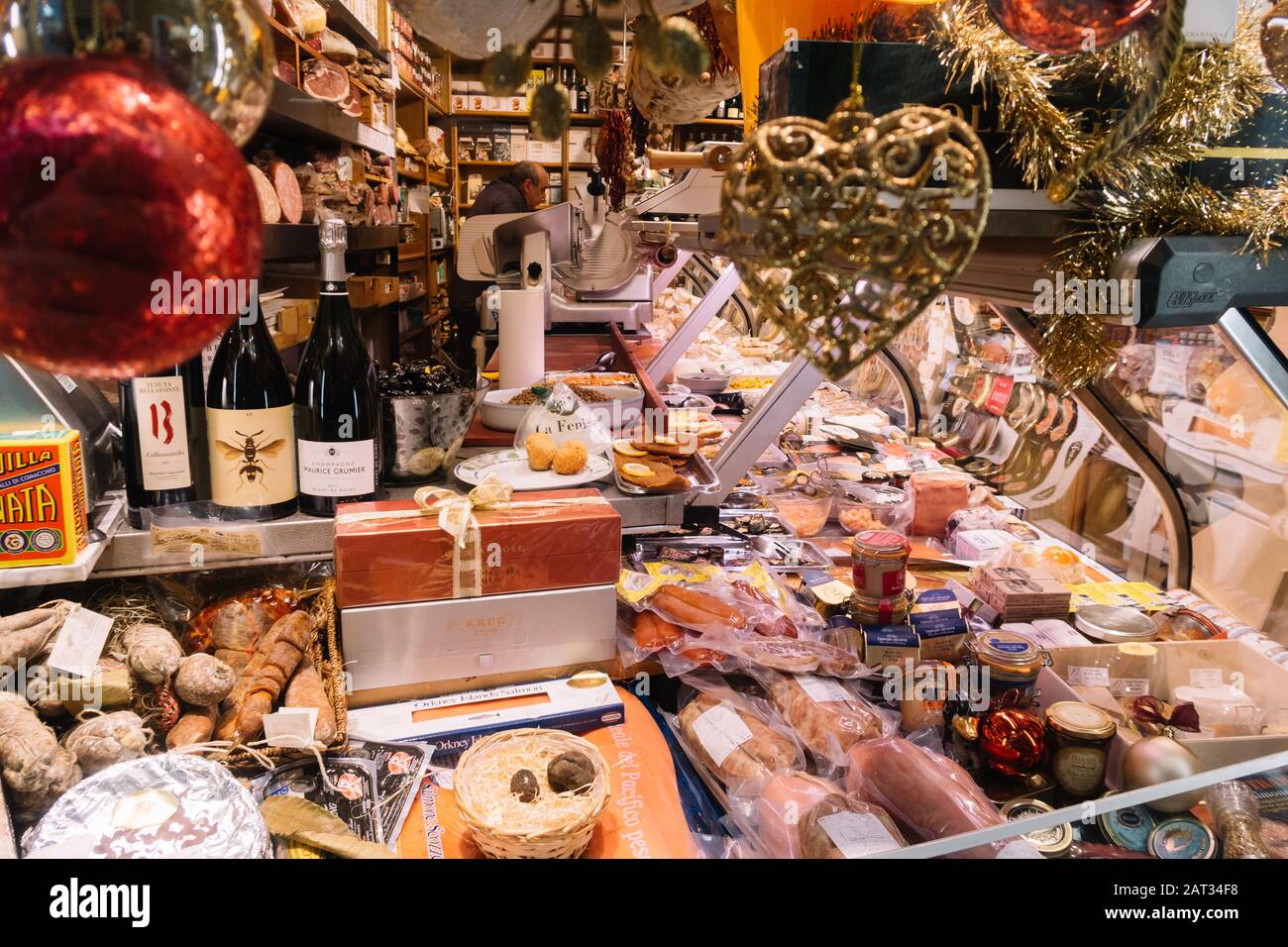 Rome, Italie - 30 décembre 2019: Épicerie fine avec fromage et jambon en vente près de la fontaine de Trevi, pendant les fêtes de noël. Rome, Lazio, Italie, Banque D'Images