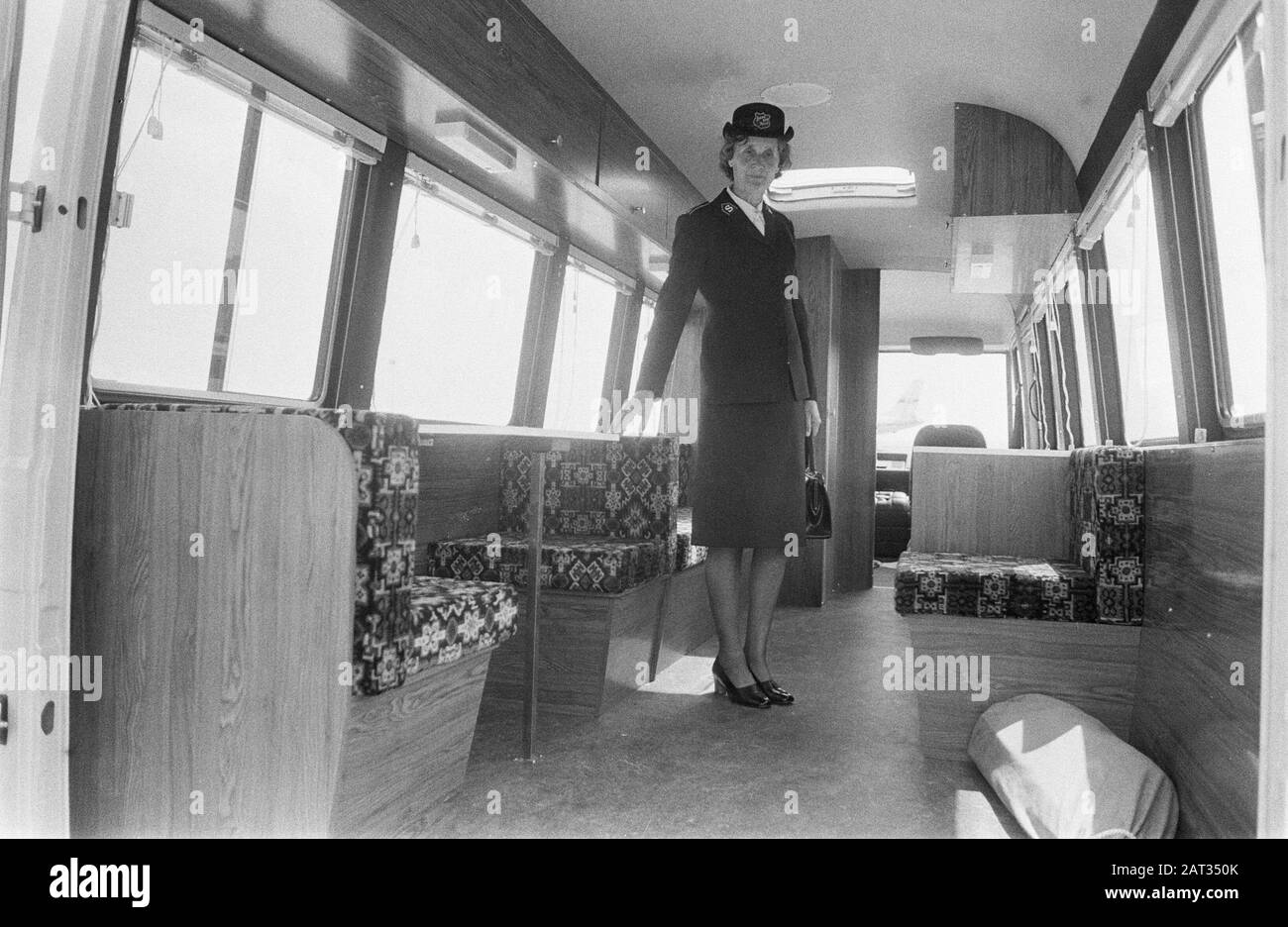 Voitures à Schiphol, transférées par Wild Geese à l'Armée du Salut pour le Bangladesh le soldat du Salut Mme Verwaal montre l'intérieur Date: 9 juillet 1975 lieu: Noord-Holland, Schiphol mots clés: Autobus, organismes sans but lucratif, aide au développement Banque D'Images