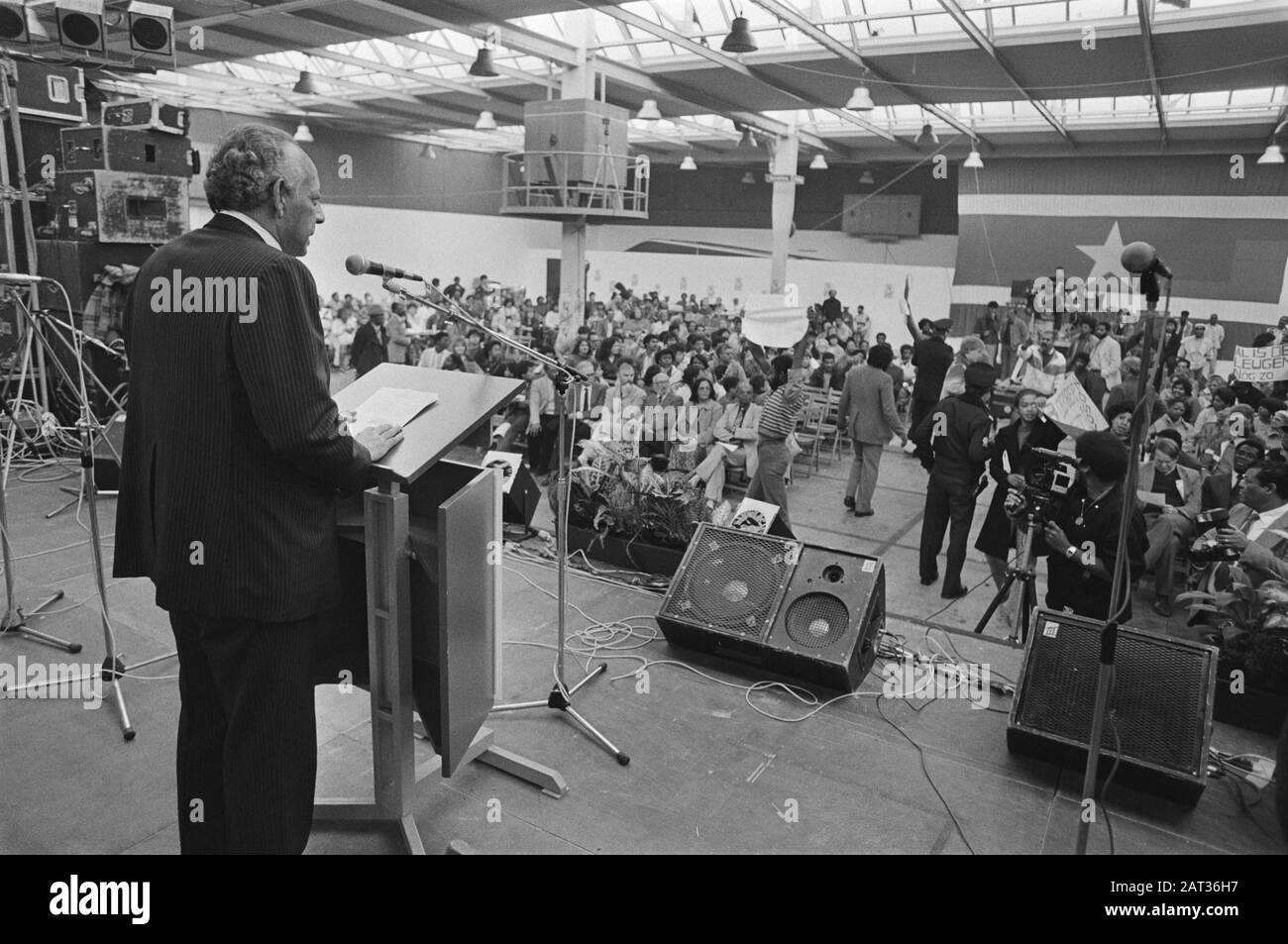 Commémoration de la Journée de l'indépendance Suriname au Jaarbeurs Utrecht Ambassadeur Heidweiller dans son discours Date: 25 novembre 1984 lieu: Utrecht mots clés: Ambassadeurs, commémorations, indépendance, redes Nom personnel: Heidweiller Banque D'Images