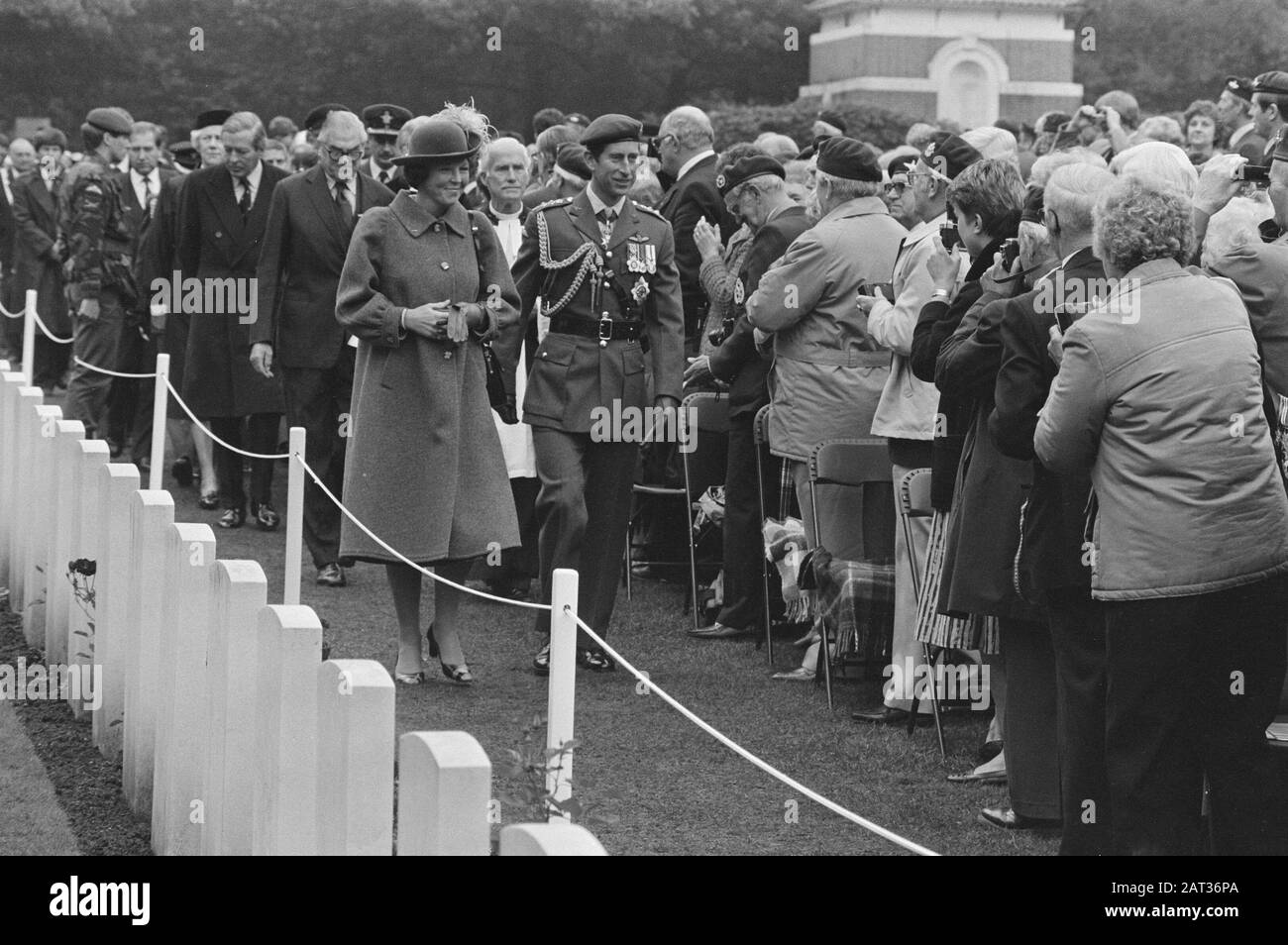 Commémoration Bataille d'Arnhem au cimetière aéroporté, Oosterbeek; Reine Beatrix et Prince Charles Walk Anciens combattants passés Date : 23 septembre 1984 lieu : Oosterbeek mots clés : cimetières , commémorations, reines, princes, seconde Guerre mondiale, anciens combattants Nom personnel : Cimetière aéroporté, Beatrix, Reine, Charles prince Banque D'Images