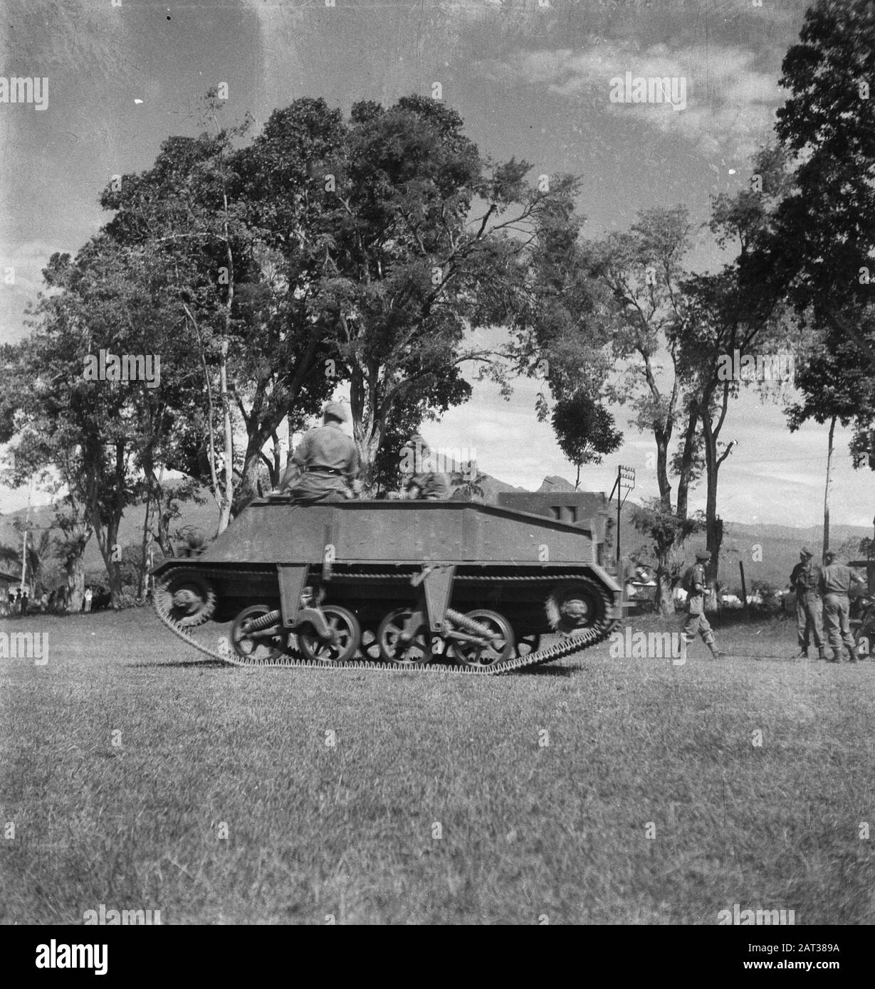 Patrouille de 10 jours par le 4ème Bataillon de la Garde Regiment Princess Irene Brigade Le 4ème Bataillon du Princess Irene Regiment a tenu une patrouille de plusieurs jours avec des porteurs de gingembre par l'Oosthoek de Java. Date : 9 Juin 1948 Lieu : Indonésie, Antilles Néerlandaises De L'Est Banque D'Images