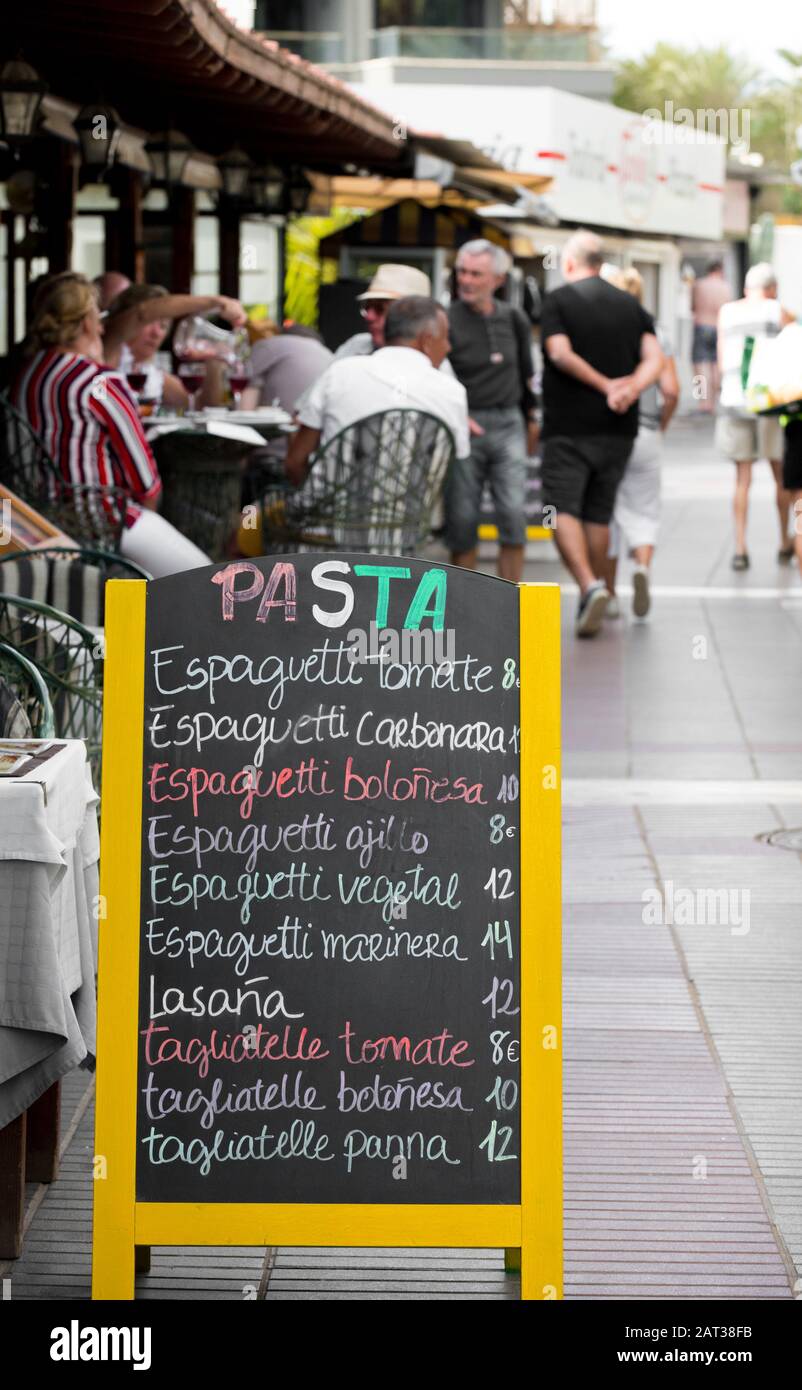 Pâtes UN cadre de menu à l'extérieur d'un restaurant écrit en espagnol. Banque D'Images