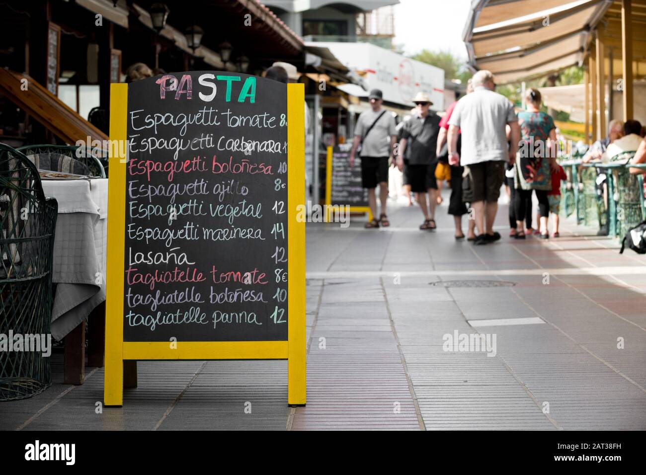 Pâtes UN cadre de menu à l'extérieur d'un restaurant écrit en espagnol. Banque D'Images
