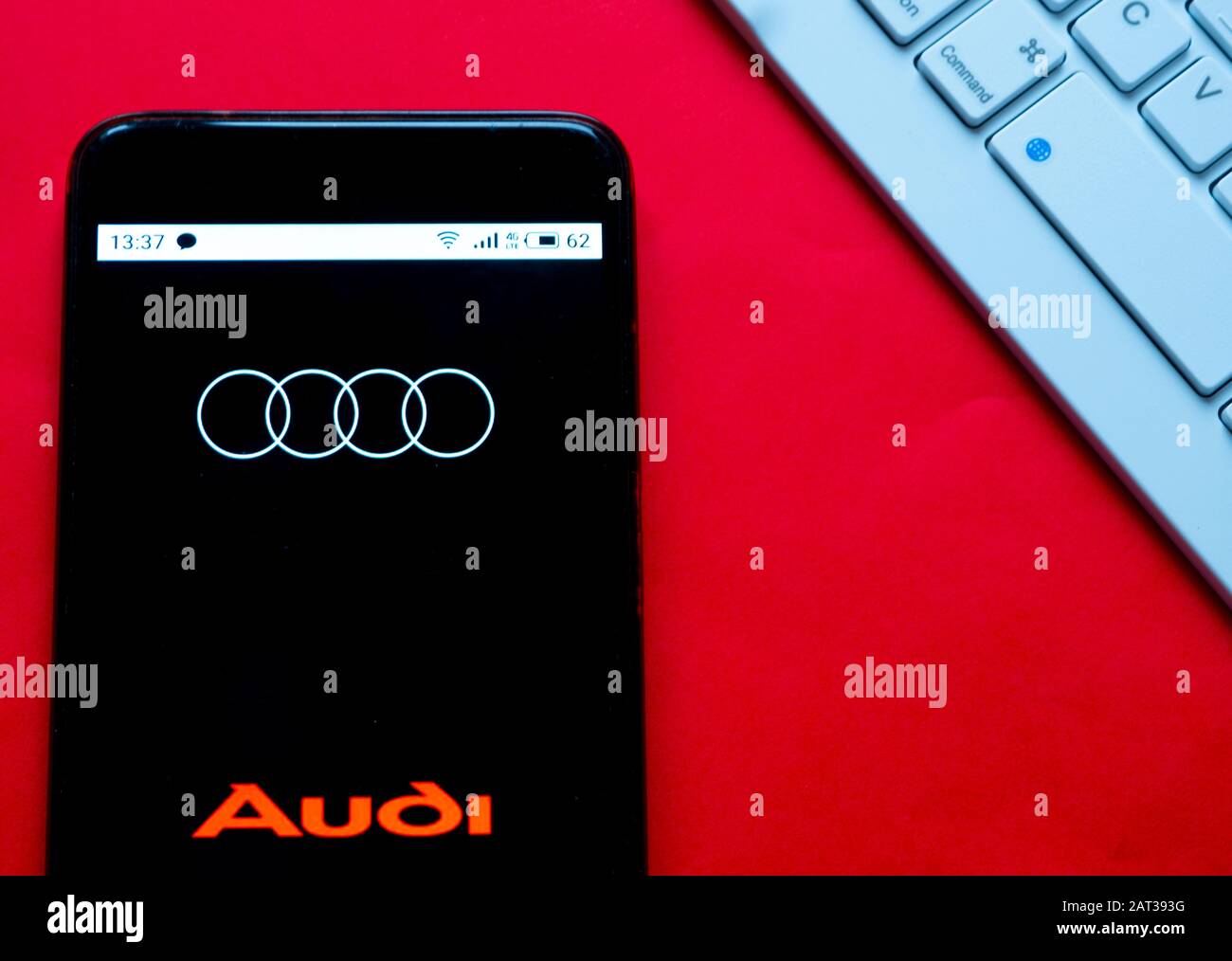Dans cette illustration photo, le logo Audi s'affiche sur un smartphone Banque D'Images