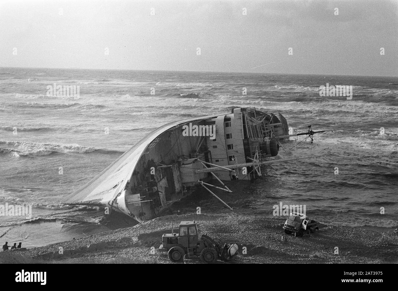 Le navire chinois toronné Wan Chun à Bakkum le navire qui était auparavant bloqué pendant une tempête a chuté Date: 6 novembre 1973 lieu: Bakkum, Noord-Holland mots clés: Navires, échouements Banque D'Images