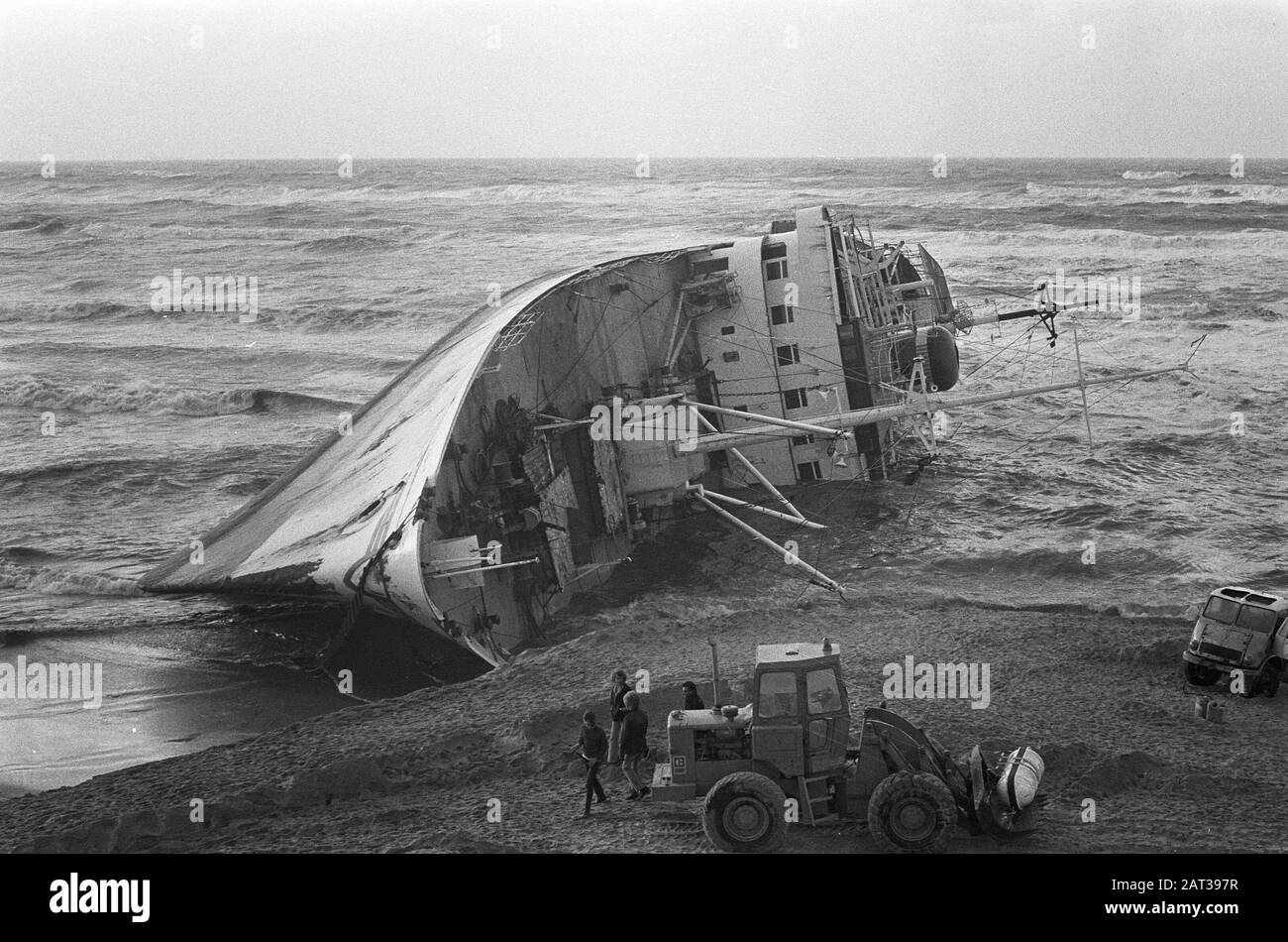 Le navire chinois toronné Wan Chun à Bakkum le navire qui était auparavant bloqué pendant une tempête a chuté Date: 6 novembre 1973 lieu: Bakkum, Noord-Holland mots clés: Navires, échouements Banque D'Images