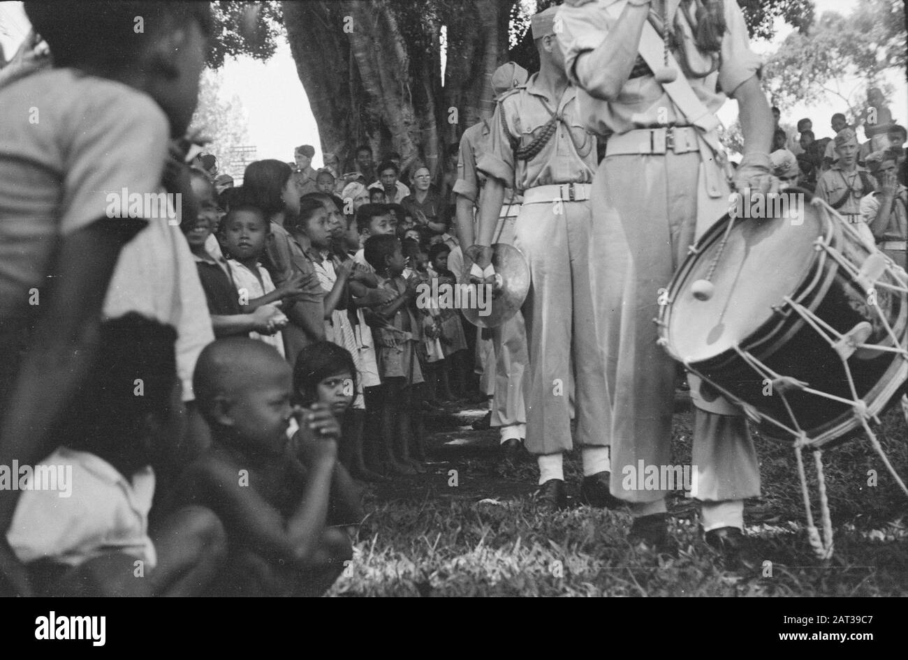 2 ½ anniversaire Bataillon frisonne. Compétitions sportives le bataillon frisonne 1-9 RI a fêté son 2,5 anniversaire le 16 mars, parce que sa deuxième année a été pendant l'action de la police. [Le Wilhelmus est joué par le corps de dambour et de pipe de la Division 7 décembre.intérêt des jeunes du village] Date: 16 mars 1948 lieu: Indonésie, Antilles néerlandaises de l'est, Poerbalingga Banque D'Images