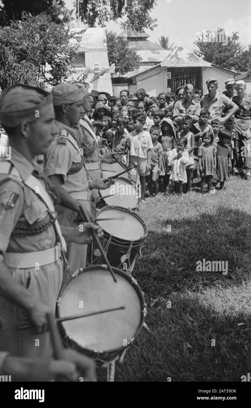 2 ½ anniversaire Bataillon frisonne. Compétitions sportives le bataillon frisonne 1-9 RI a fêté son 2,5 anniversaire le 16 mars, parce que sa deuxième année a été pendant l'action de la police. [Le Wilhelmus est joué par le corps de dambour et de pipe de la Division 7 décembre.intérêt des jeunes du village] Date: 16 mars 1948 lieu: Indonésie, Antilles néerlandaises de l'est, Poerbalingga Banque D'Images