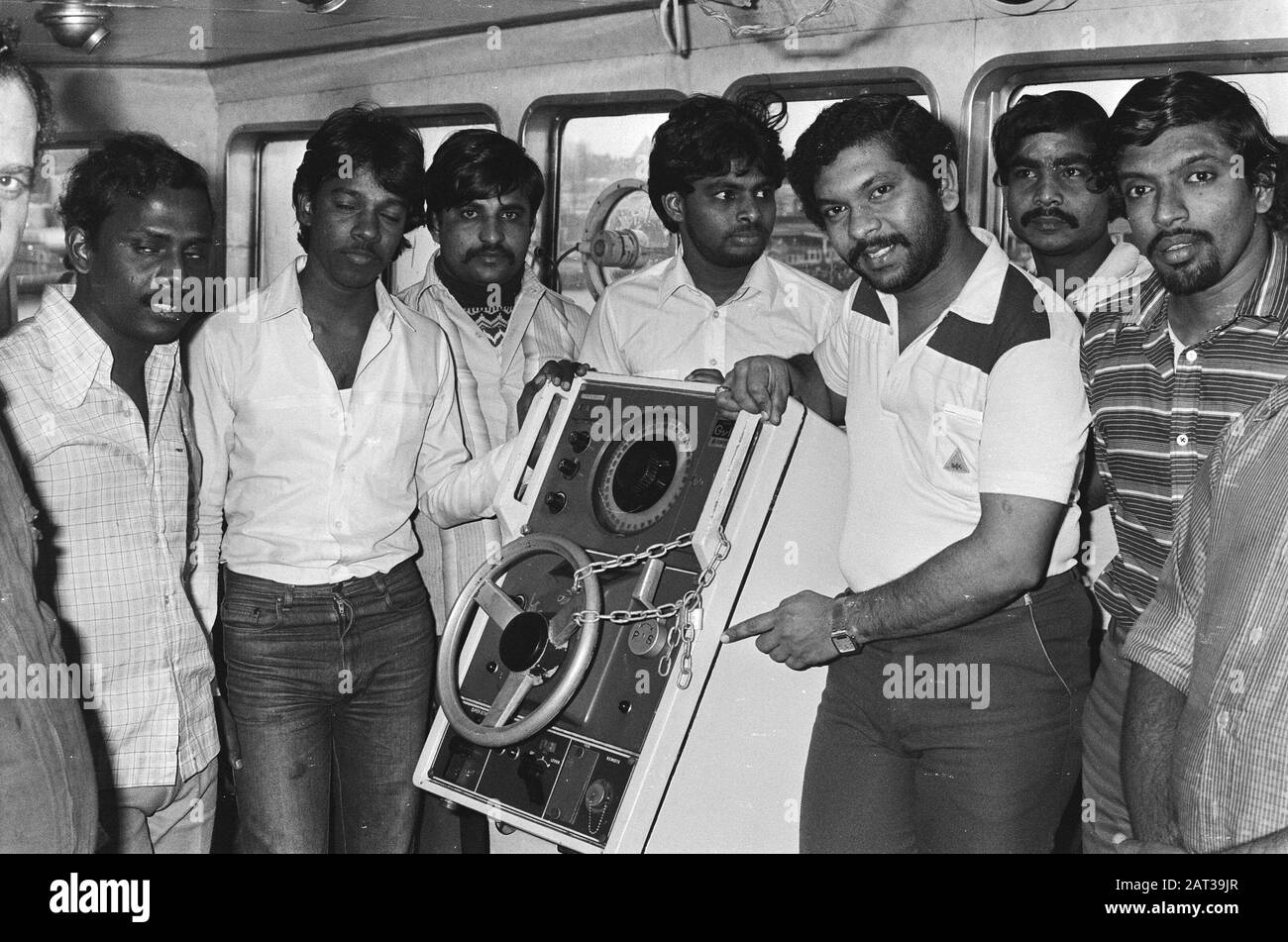 L'argent et la nourriture de l'équipage du navire grec Atheras est presque sorti; une partie de l'équipage autour de la barre qui est fixée avec une chaîne/Date: Le 16 décembre 1985 Banque D'Images