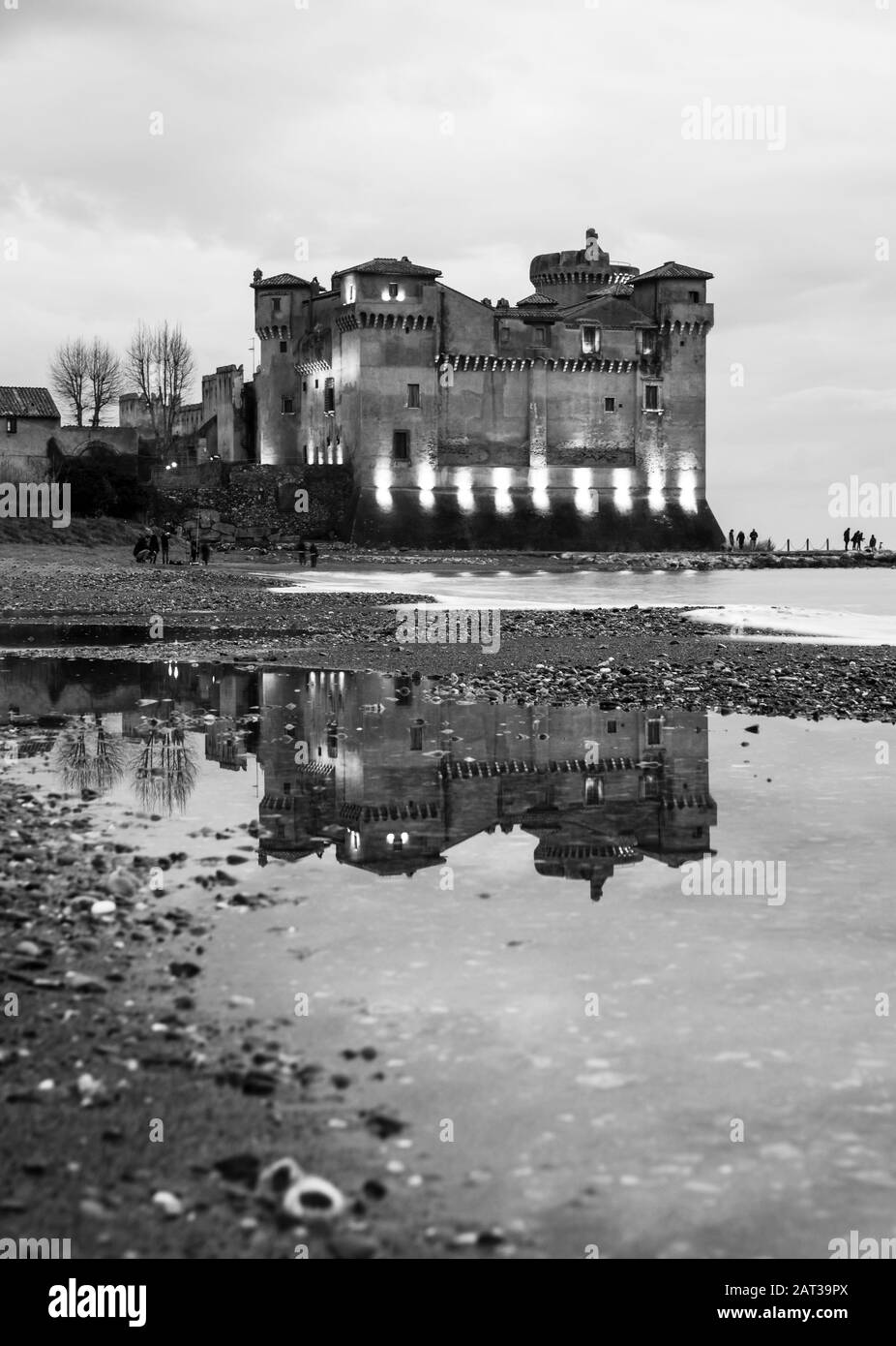 Santa Severa (Italie) - le château médiéval et la ville de Santa Severa, province de Rome, sur la mer de Tirreno avec le récif du front de mer. Ici au crépuscule Banque D'Images