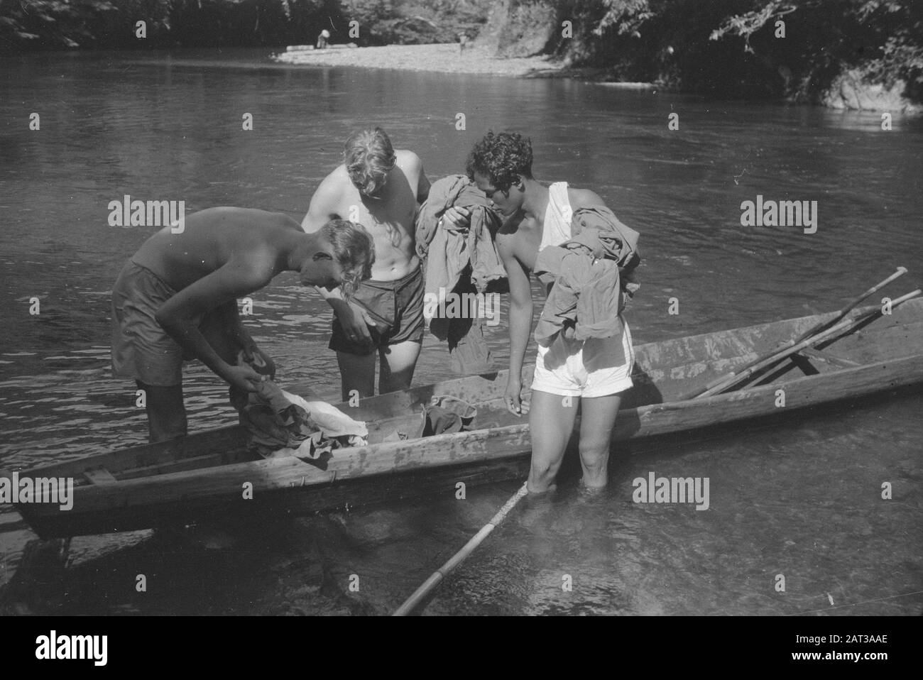 Série Borneo; Obor, nouveau coeur, Borneo marins (a.o. photo de l'aumônier) la vie du soldat à Borneo est souvent difficile, mais elle a aussi été faite par la belle nature, que le soldat voit dans son œuvre, un charme particulier. Une patrouille dans cette grande masse verte, dans cette fontaine de cultures, dure souvent plus de trois mois. Cette série de photographies vous montre quelque chose de l'œuvre du soldat néerlandais dans l'utan [jungle] de Bornéo. Quand l'eau a commencé à tomber dans la rivière, un bateau de Higgins coincé sur une banque de sable et a dû attendre que l'eau augmente de nouveau Date: 1948/06/01 lieu: Bornéo, In Banque D'Images