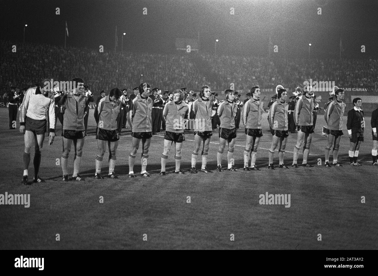 Pays-Bas contre Finlande; 4-1 L'équipe nationale néerlandaise en jouant aux chansons nationales Date: 3 septembre 1975 lieu: Gueldre, Nimègue mots clés: Football, matches Nom de l'institution: Pays-Bas, Nederlands Team Banque D'Images