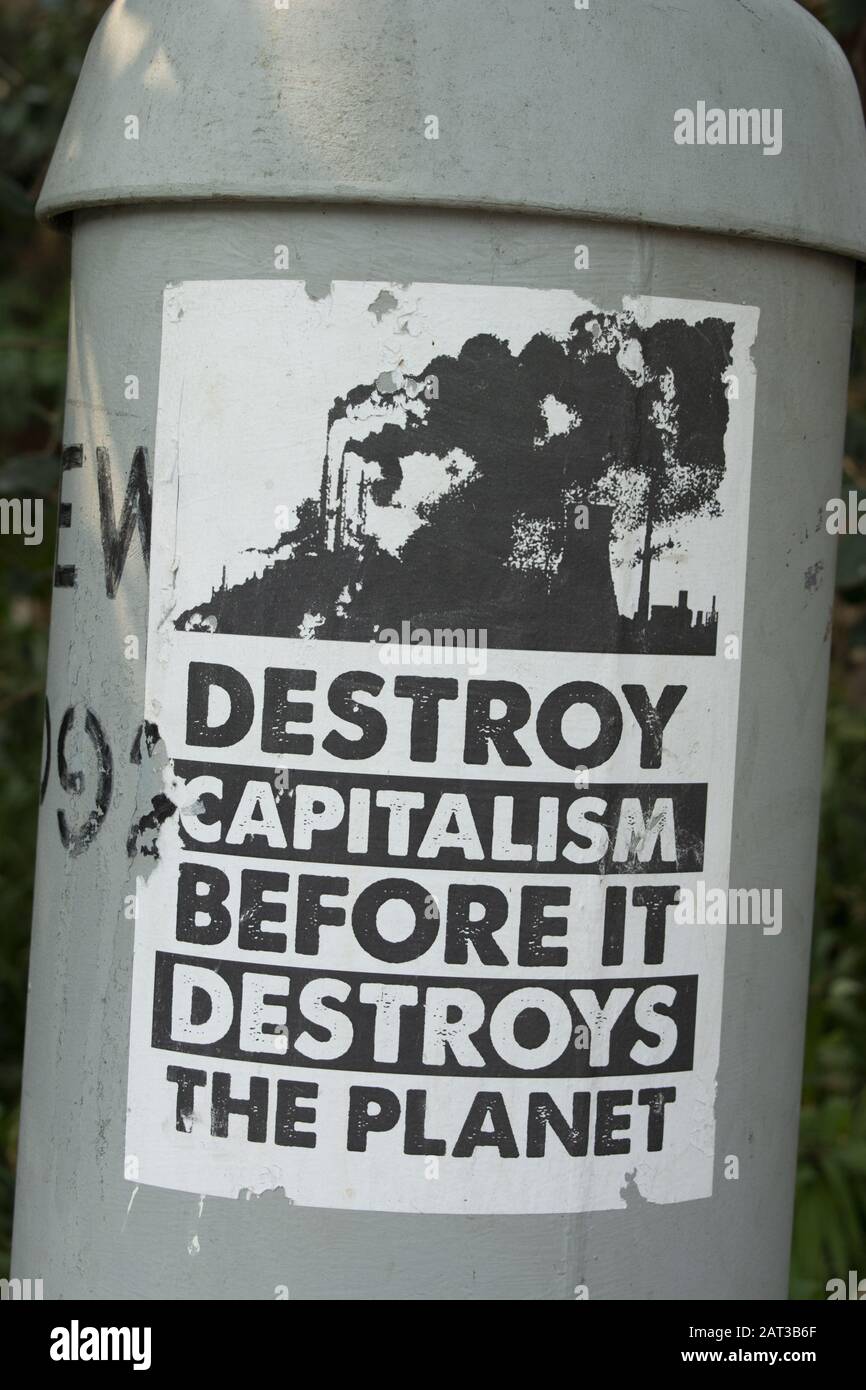 Affiche de l'activiste de l'environnement qui dit « capitalisme sauvage avant qu'il ne détruit la planète' Banque D'Images
