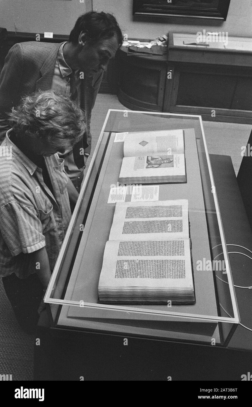 Le livre le plus ancien au monde, la Bible Gutenberg, est exposé dans une exposition autour de Laurens Jansz. Coster À Haarlem Date : 20 Mai 1988 Lieu : Haarlem, Noord-Holland Mots Clés : Livres, Expositions Banque D'Images