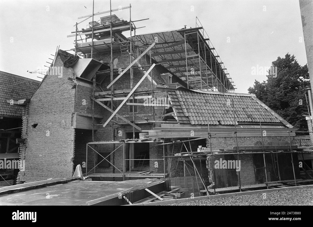 Restauration de l'ancien Burgerweeshuis entre la Kalverstraat et la NZ Voorburgwal à Amsterdam La partie la plus ancienne de la Burgerweeshuis Date: 2 juillet 1969 lieu: Amsterdam, Noord-Holland mots clés: Restaurations, orphelinats Nom de l'établissement: Burgerorphanage Banque D'Images