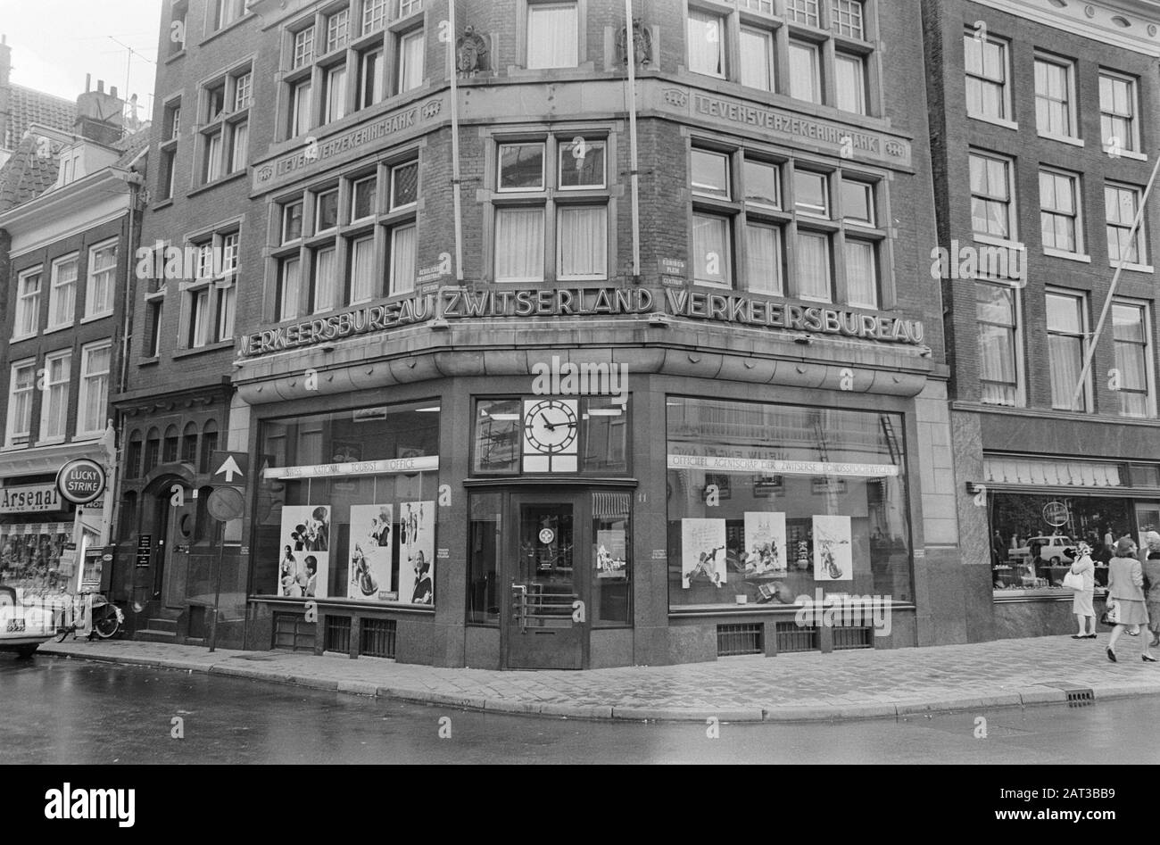 Office suisse de la circulation routière, probablement Amsterdam la construction de l'Agence suisse de la circulation routière Date: 13 septembre 1966 lieu: Amsterdam, Noord-Holland mots clés: Façades, agences de voyage, vacances, informations sur la circulation routière Banque D'Images