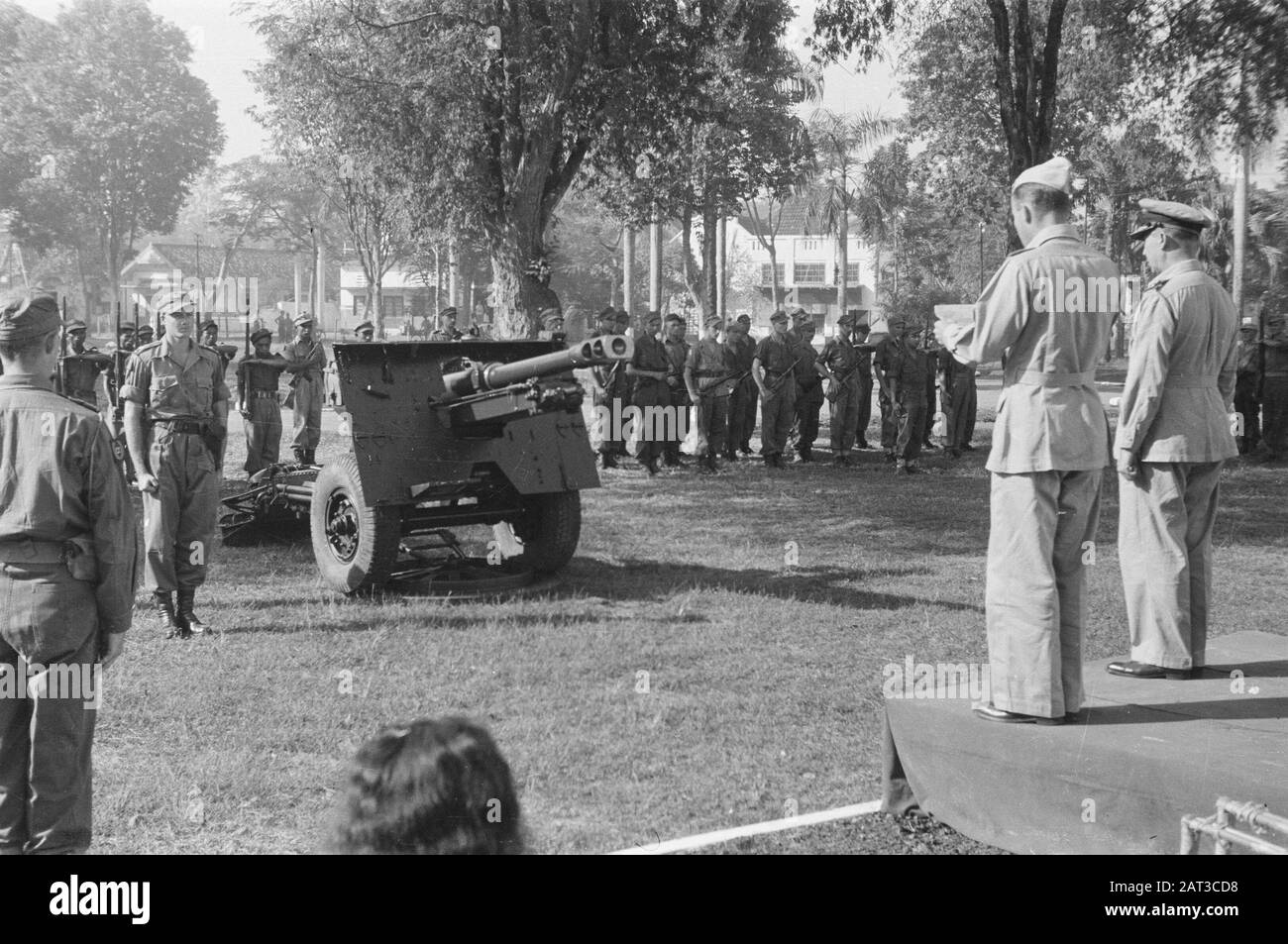 Assermentation du lieutenant B. Levy au camp d'artillerie Laan Trivelli lecture à haute voix Date : 11 juillet 1947 lieu : Batavia, Indonésie, Jakarta, Pays-Bas-Indies Banque D'Images