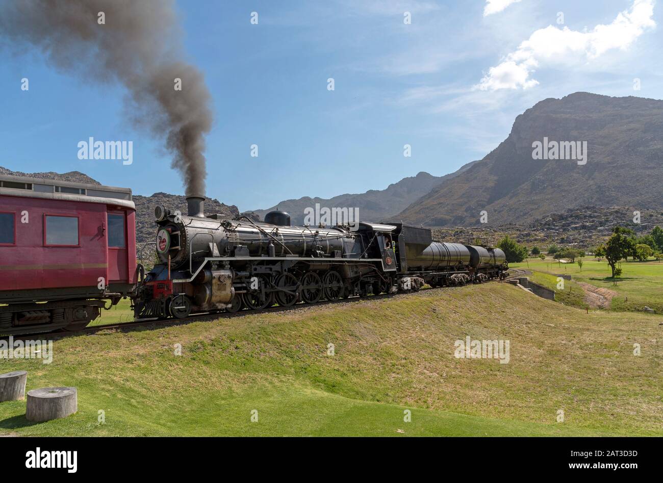Ceres, Cap Occidental, Afrique Du Sud. Décembre 2019. Moteur à vapeur transportant des autocars de passagers à l'excursion annuelle au Cherry Festival sur le golf de Ceres Banque D'Images