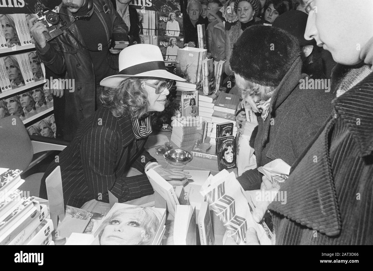 Nederlands: Hildegard Knef enseignes livres à Amsterdam Hildegard Knef enseignes livres à Amsterdam; Banque D'Images