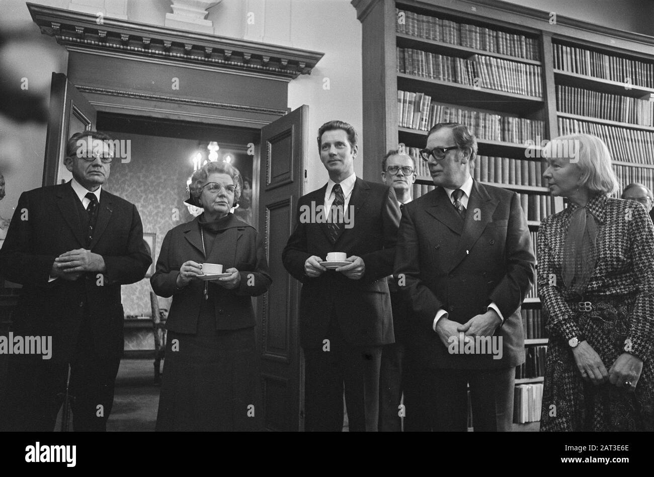 HM au comité directeur de l'installation marché du travail et groupe directeur recherche démographique à Trippenhuis in A'dam; Van de Kaa, HM, Ruiter, Trip, Vorrink Date: 5 février 1975 lieu: Amsterdam, Noord- Holland mots clés: Installations, reines Nom de l'institution: Trippenhuis Banque D'Images