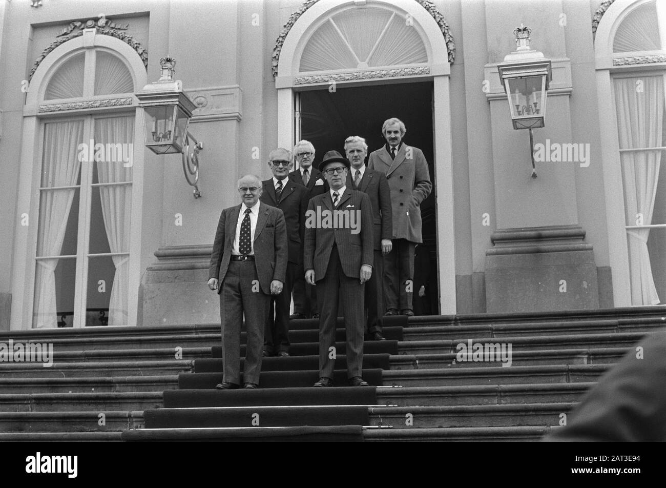 HM reçoit des parlementaires à Huis ten Bosch pour des discussions orientatives; après la discussion sur les marches du Palais Huis ten Bosch Date: 12 février 1975 mots clés: Parlementaires Nom de l'institution: Paleis Huis ten Bosch Banque D'Images