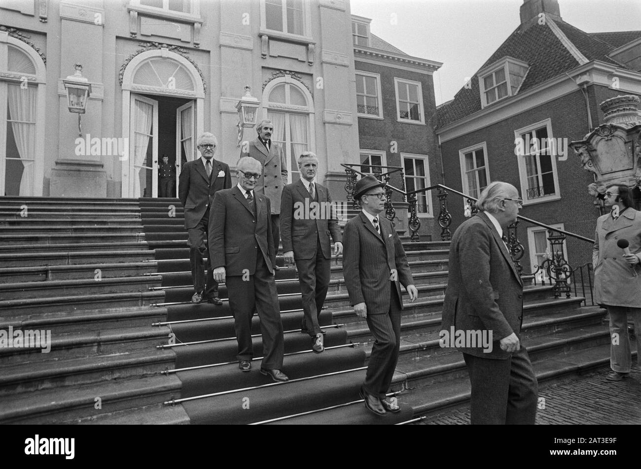 HM reçoit des parlementaires à Huis ten Bosch pour avoir orienté des discussions; après avoir terminé Palace Huis ten Bosch Date: 12 février 1975 mots clés: Parlementaires Nom de l'institution: Palace Huis ten Bosch Banque D'Images