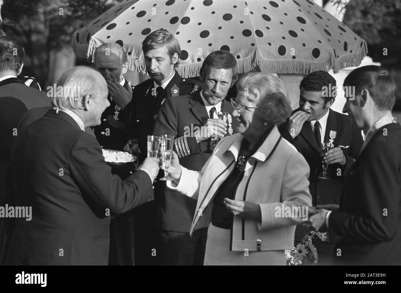 HM reçoit tous ceux qui se sont rendus méritoires dans le drame des otages de Huis ten Bosch; HM toast avec Den Uyl, (m) capitaine Sierks (r) 2ème pilote Date: 19 septembre 1974 mots clés: Otages, reçus, pilotes, toast Nom personnel: Huis Ten Bosch, Uyl, Joop den, Vd.d. Zwaal Banque D'Images