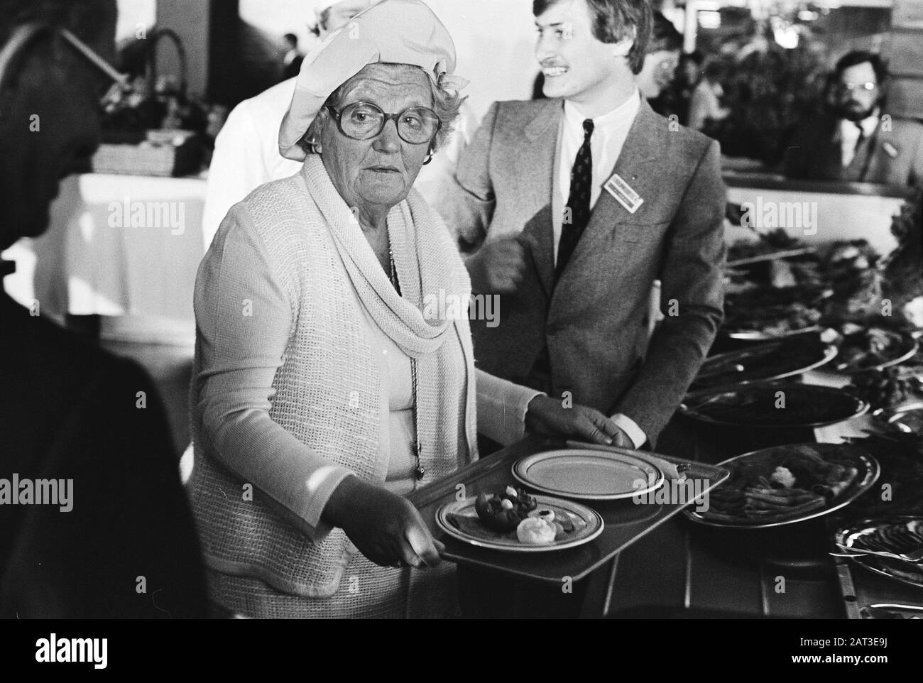 : Photocollection Anefo Retaking/Serie: HM assiste à l'ouverture du RijkskantorenComplex, où les départements de justice et de justice sont situés HM dans le restaurant en libre-service Date: 23 mai 1979 lieu: La Haye, Zuid-Holland mots clés: Bureaux, reines, ministères, restaurants, self-service Nom personnel: Juliana, Reine Banque D'Images