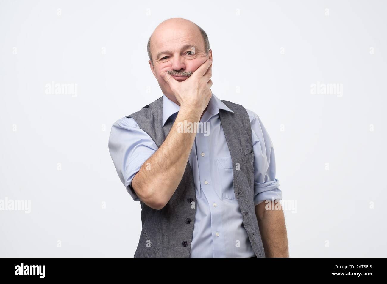Homme hispanique senior en maillot et maillot de corps pensant et regardant pensif avec le visage réfléchi. Concept d'expression faciale isolé sur fond blanc. Banque D'Images