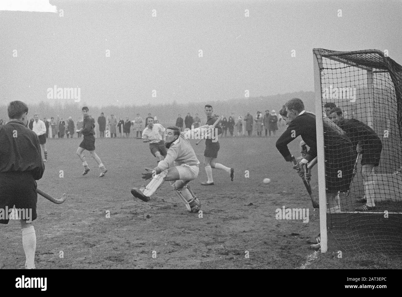 Hockey Laren vs Delft Etudiants, gardien de but Van de Bergh doit perdurer Date: 18 décembre 1960 lieu: Mots clés: Hockey, gardien de but Nom personnel: Van de Bergh Banque D'Images