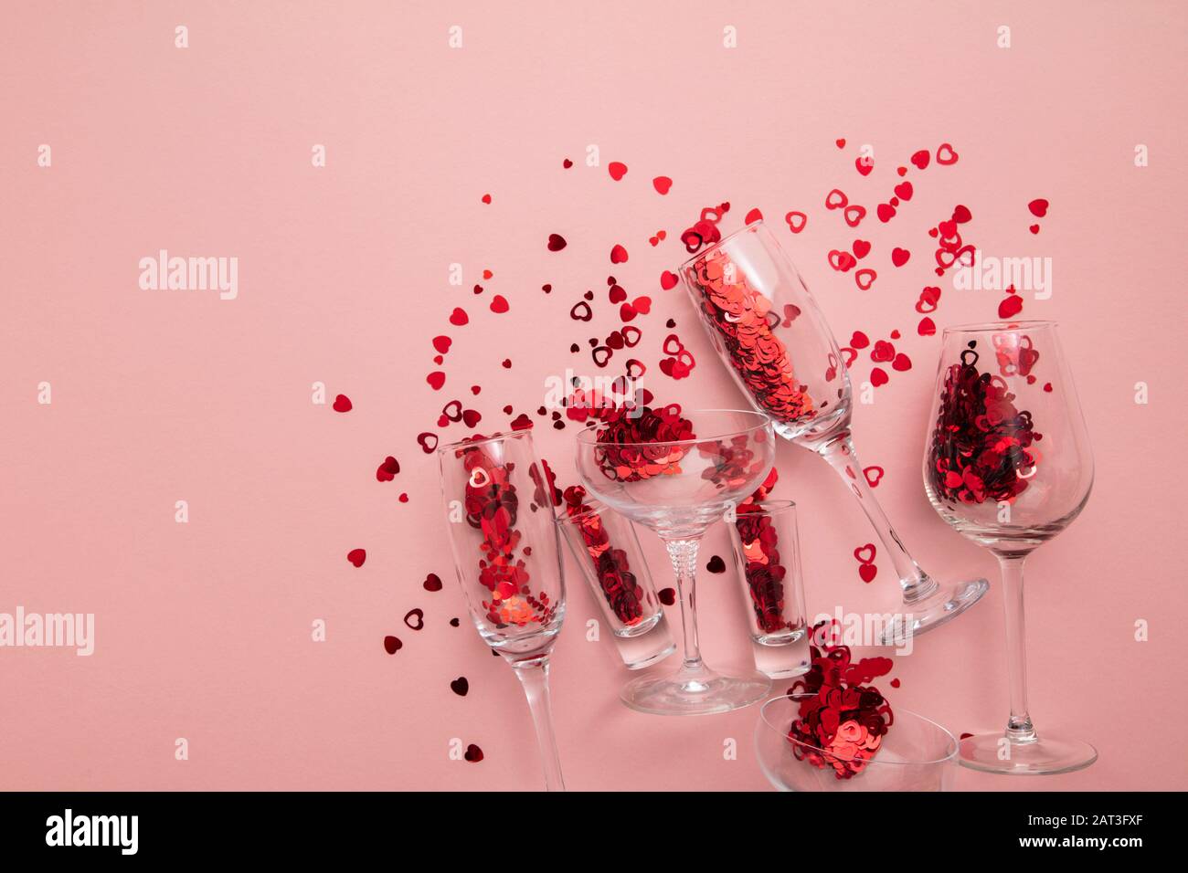 Saint-Valentin jour nuit fond. Verres à coeur rouge confetti. Banque D'Images