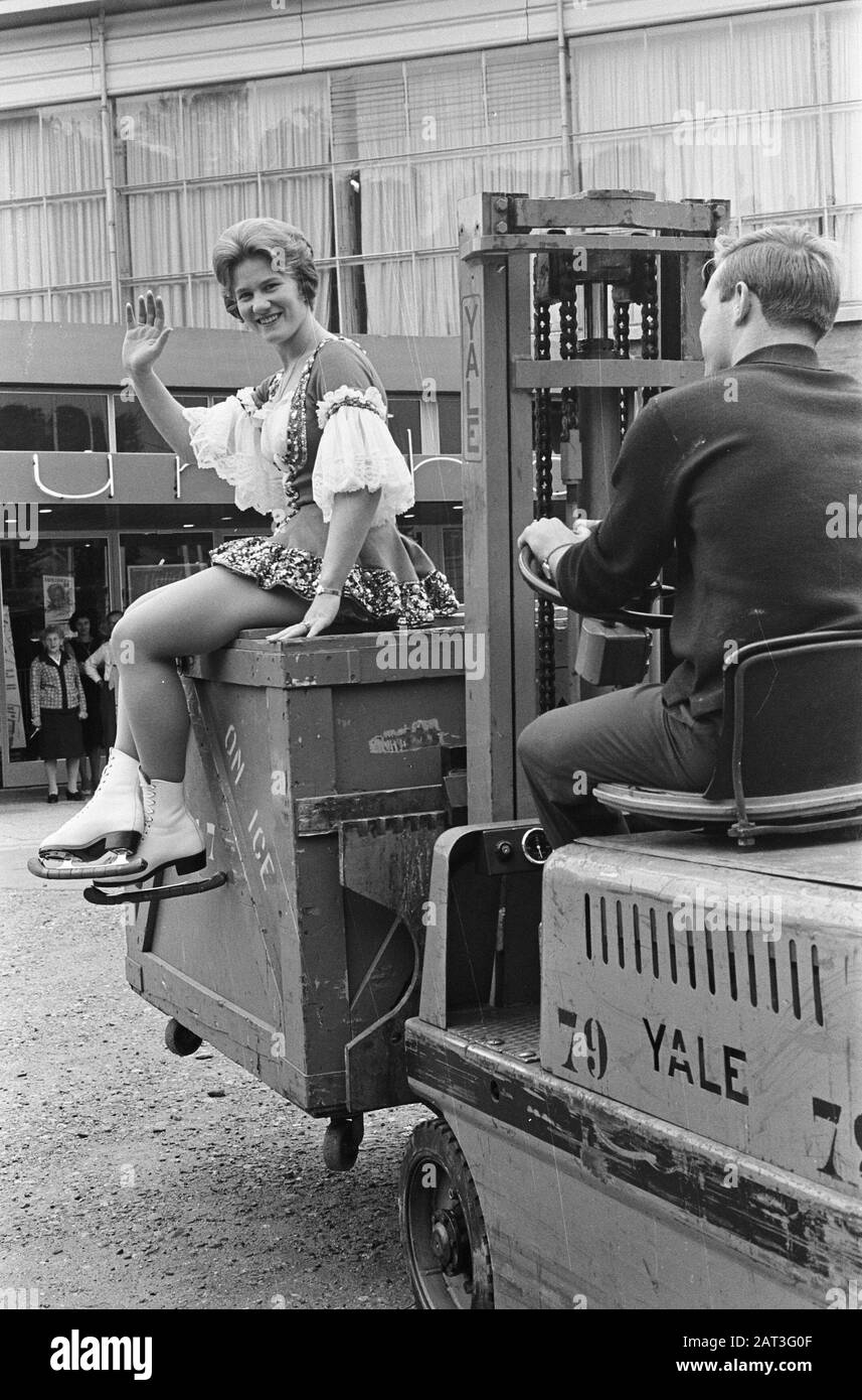 Vacances sur glace à Valkenburg avec l'étoile Sjoukje Dijkstra, ici dans son paquet de Rigoletto Date: 22 juillet 1964 lieu: Limbourg, Valkenburg mots clés: Stars Nom De La Personne: Dijkstra, Sjoukje Paramètres Nom: Vacances Sur glace Banque D'Images
