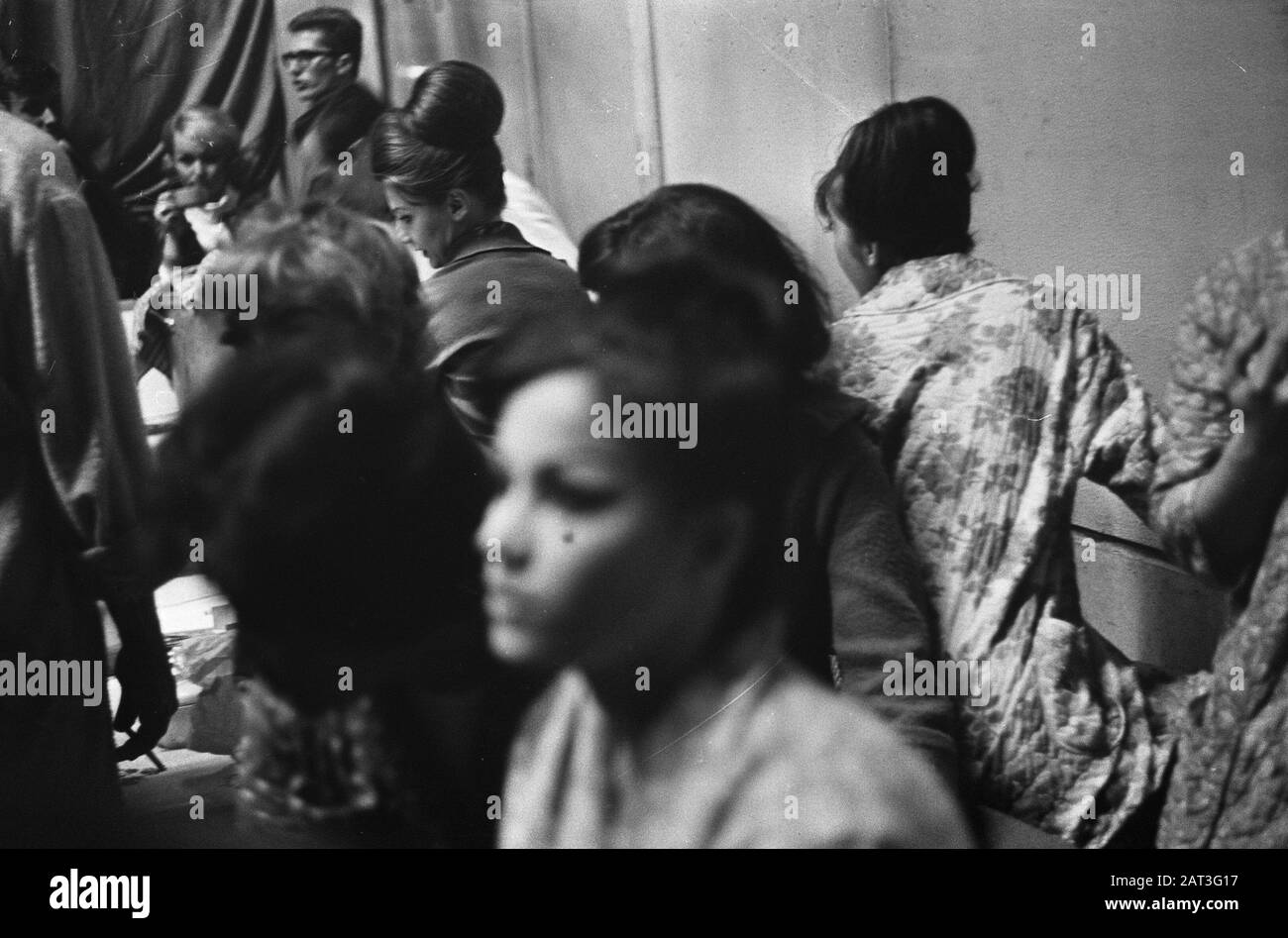 Vacances sur glace dans le bâtiment RAI, n° 9 (tête), n° 7, 8 pendant la performance Date : 24 septembre 1964 mots clés : Heads, performance Nom de l'institution : Holiday On Ice Banque D'Images