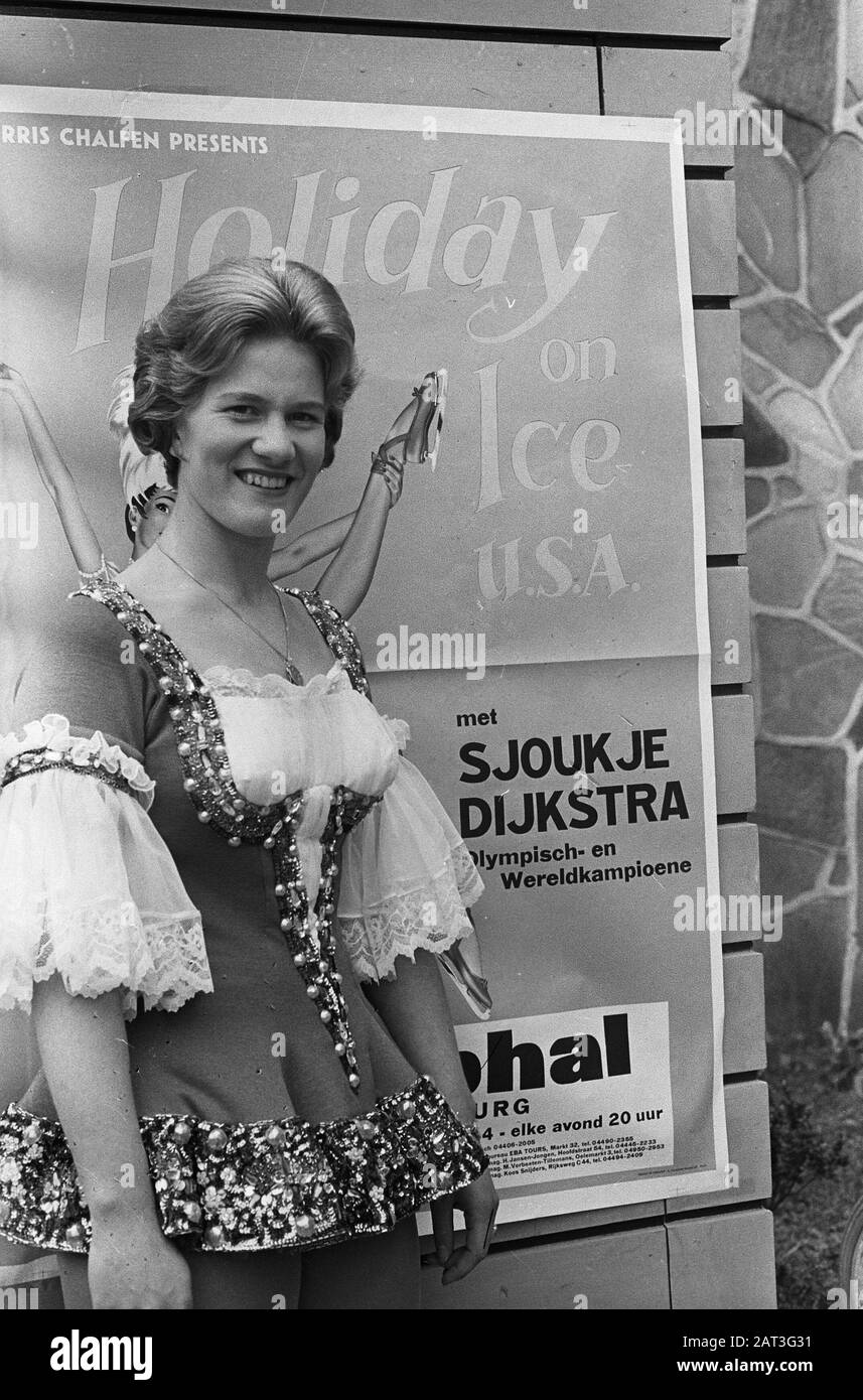 Vacances sur glace à Valkenburg avec l'étoile Sjoukje Dijkstra, Sjoukje voor het poster Date: 22 juillet 1964 lieu: Limbourg, Valkenburg mots clés: Affiches, stars Nom personnel: Dijkstra, Sjoukje Paramètres Nom: Vacances Sur glace Banque D'Images