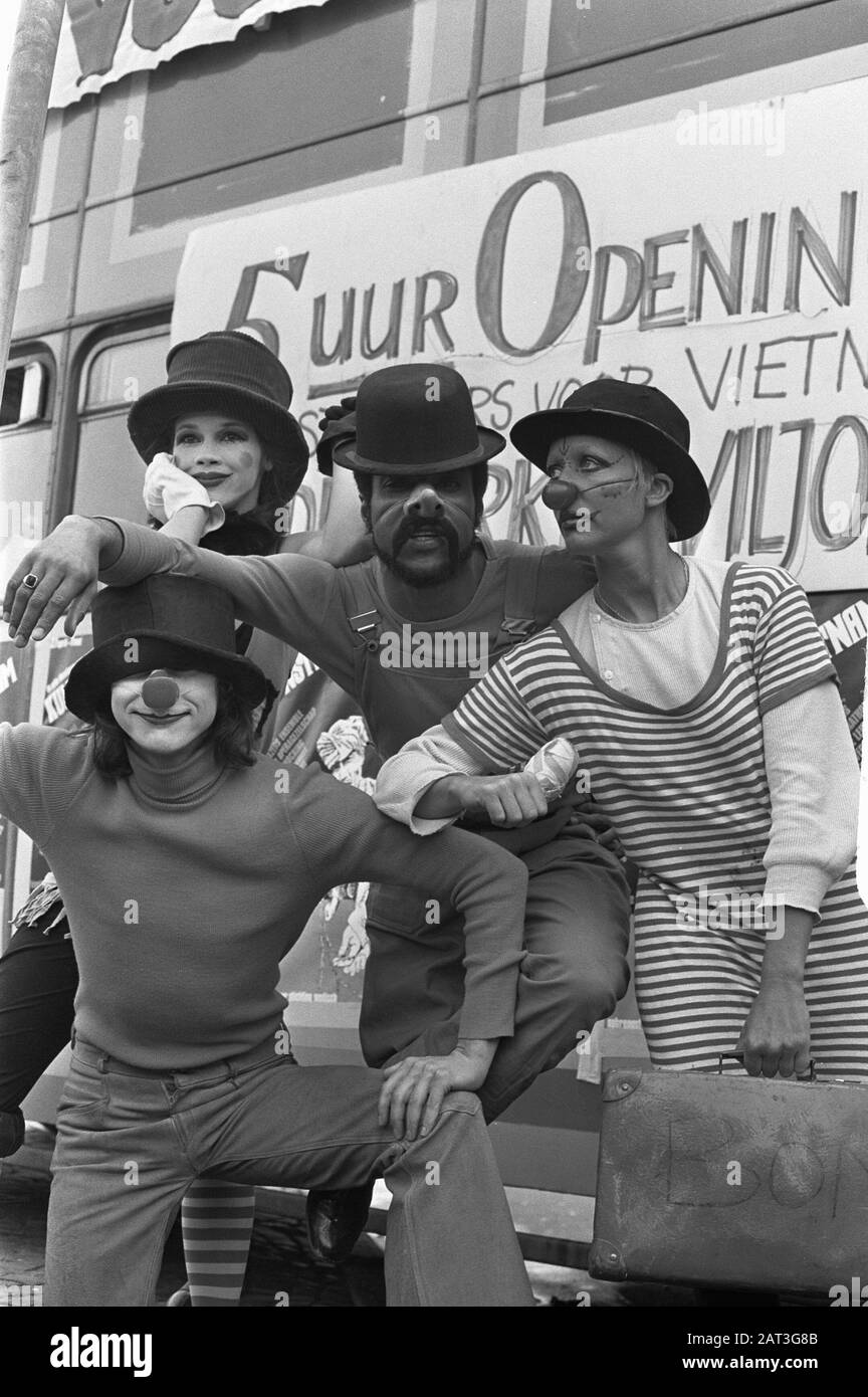 Holland Festival pour le Vietnam, chiffres du Soldier Tauaka par autobus Date : 27 avril 1973 mots clés : FESTIVES Banque D'Images