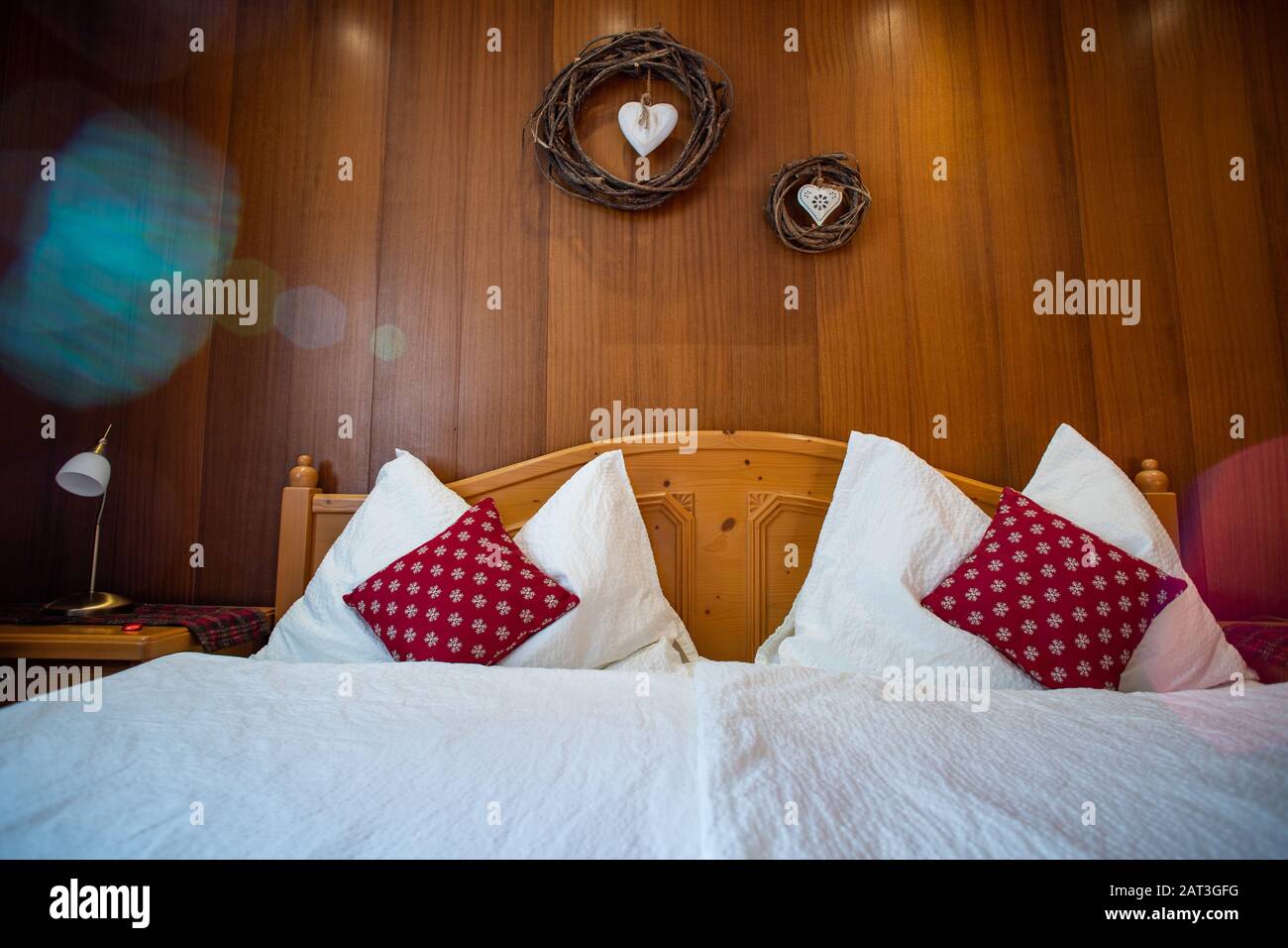 chambre confortable avec oreillers rouges Banque D'Images