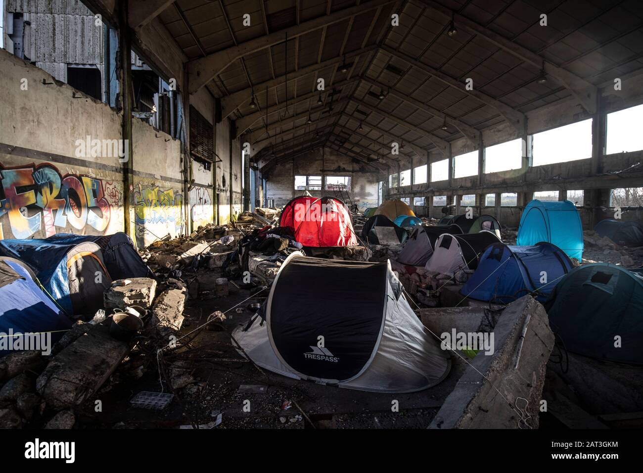 Les immigrants kurdes irakiens qui prennent refuge dans des tentes parmi les décombres d'un entrepôt abandonnée à la périphérie de Dunkerque alors qu'ils essaient de rejoindre la Grande-Bretagne. Banque D'Images