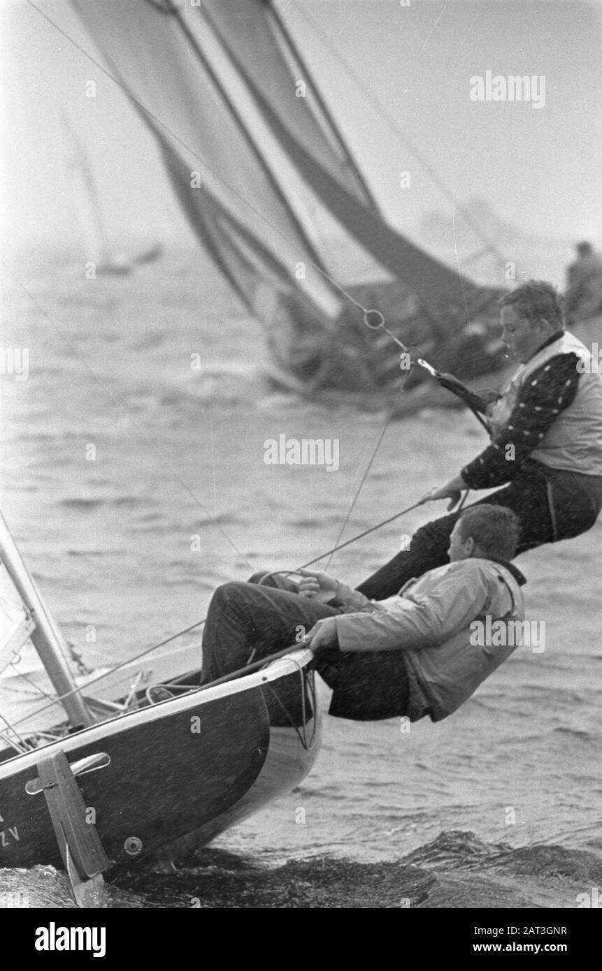 Hollandweek à Loosdrecht, une poupe est retournée, action sur le lac Date: 29 juillet 1966 lieu: Loosdrecht mots clés: Voile Banque D'Images