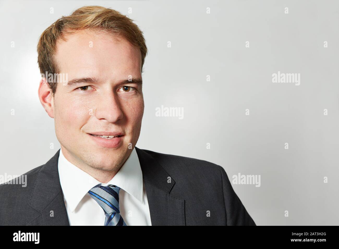 Application photo d'un jeune homme d'affaires souriant Banque D'Images