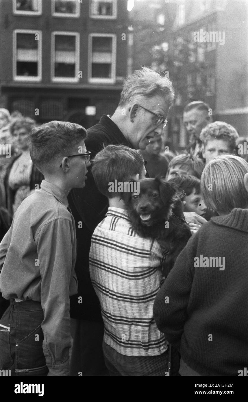 Spectacle de chiens dans le Jordaan. Enfants avec leurs chiens Date: 28 juillet 1961 lieu: Amsterdam mots clés: Chiens, enfants Banque D'Images