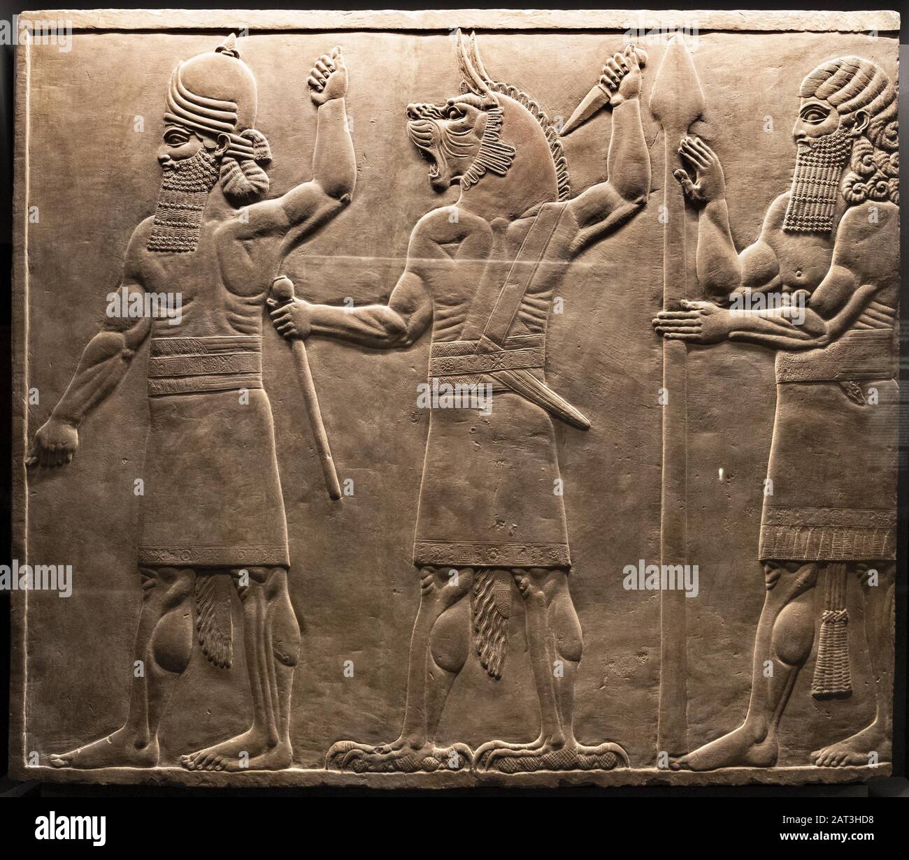 Londres, Angleterre / Royaume-Uni - 2019/01/28: Ancien relief en comprimé d'argile Assyria de spiritueux protecteurs, du roi Ashurbanipal palais royal à Nineveh à l'exposition archéologique au British Museum à Londres Banque D'Images